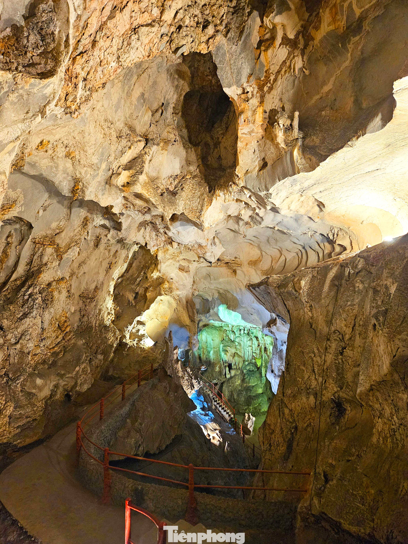 Ánh sáng được sử dụng vô tội vạ trong khu vực hang.