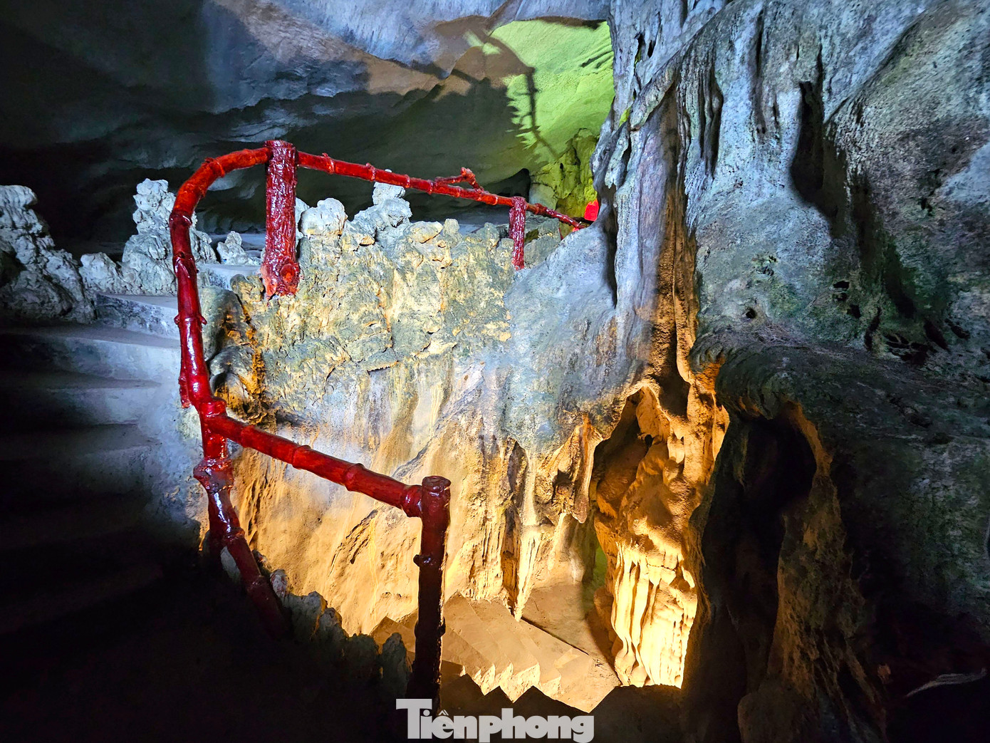 Bên trong các lối đi đều được đổ bê tông, lan can sắt giả gỗ.