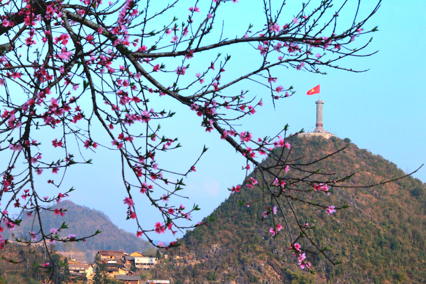 Không chỉ cảnh đẹp mà con người Hà Giang cũng thân thiện, mến khách. Nếu chưa đến Hà Giang, bạn hãy thử một lần đi để được ngắm cảnh sắc tuyệt vời khi mùa cao nguyên đá nở hoa. Không chỉ cảnh đẹp mà con người Hà Giang cũng thân thiện, mến khách. Nếu chưa đến Hà Giang, bạn hãy thử một lần đi để được ngắm cảnh sắc tuyệt vời khi mùa cao nguyên đá nở hoa.