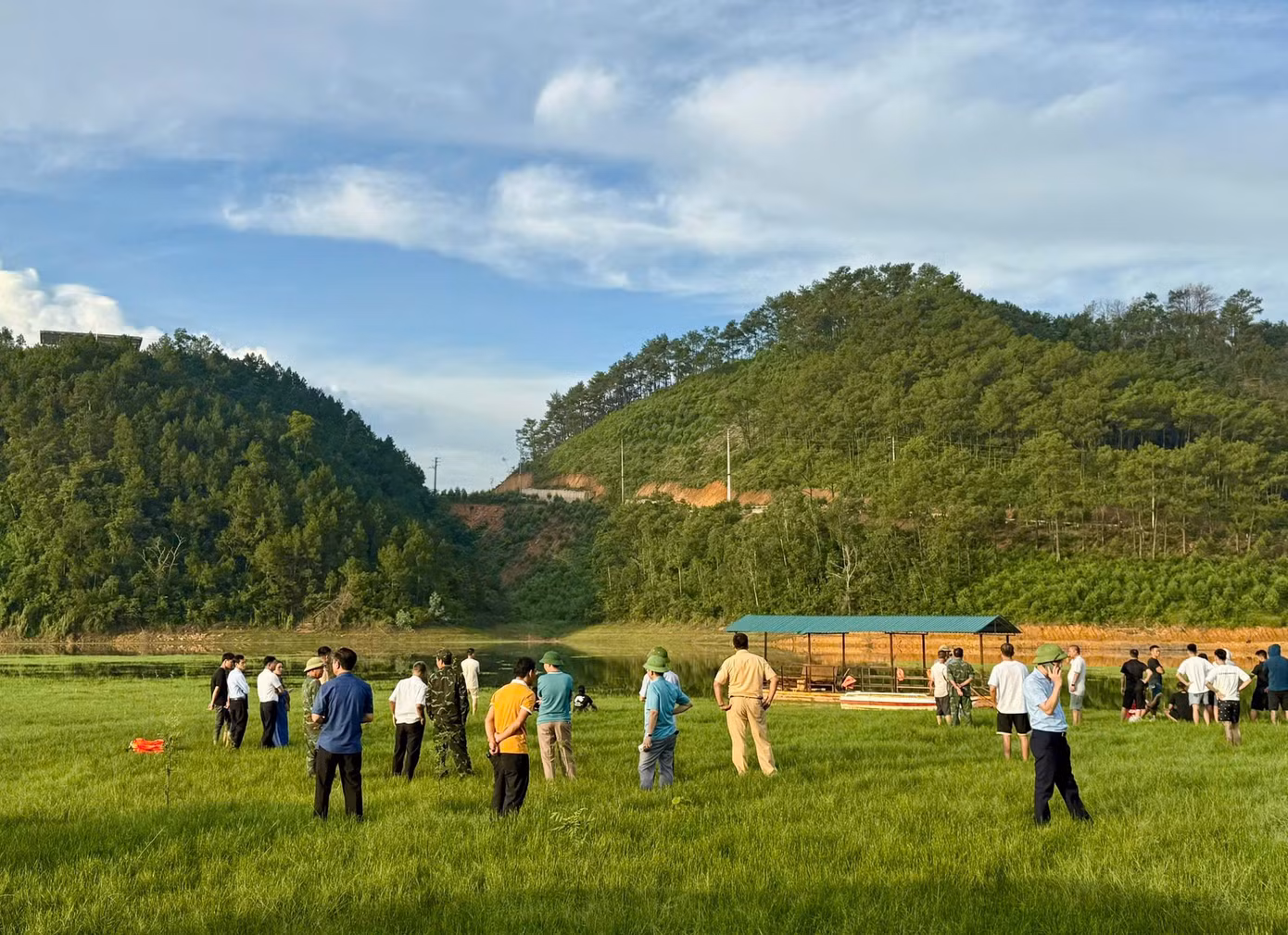 Lực lượng chức năng có mặt tại hiện trường. Lực lượng chức năng có mặt tại hiện trường.