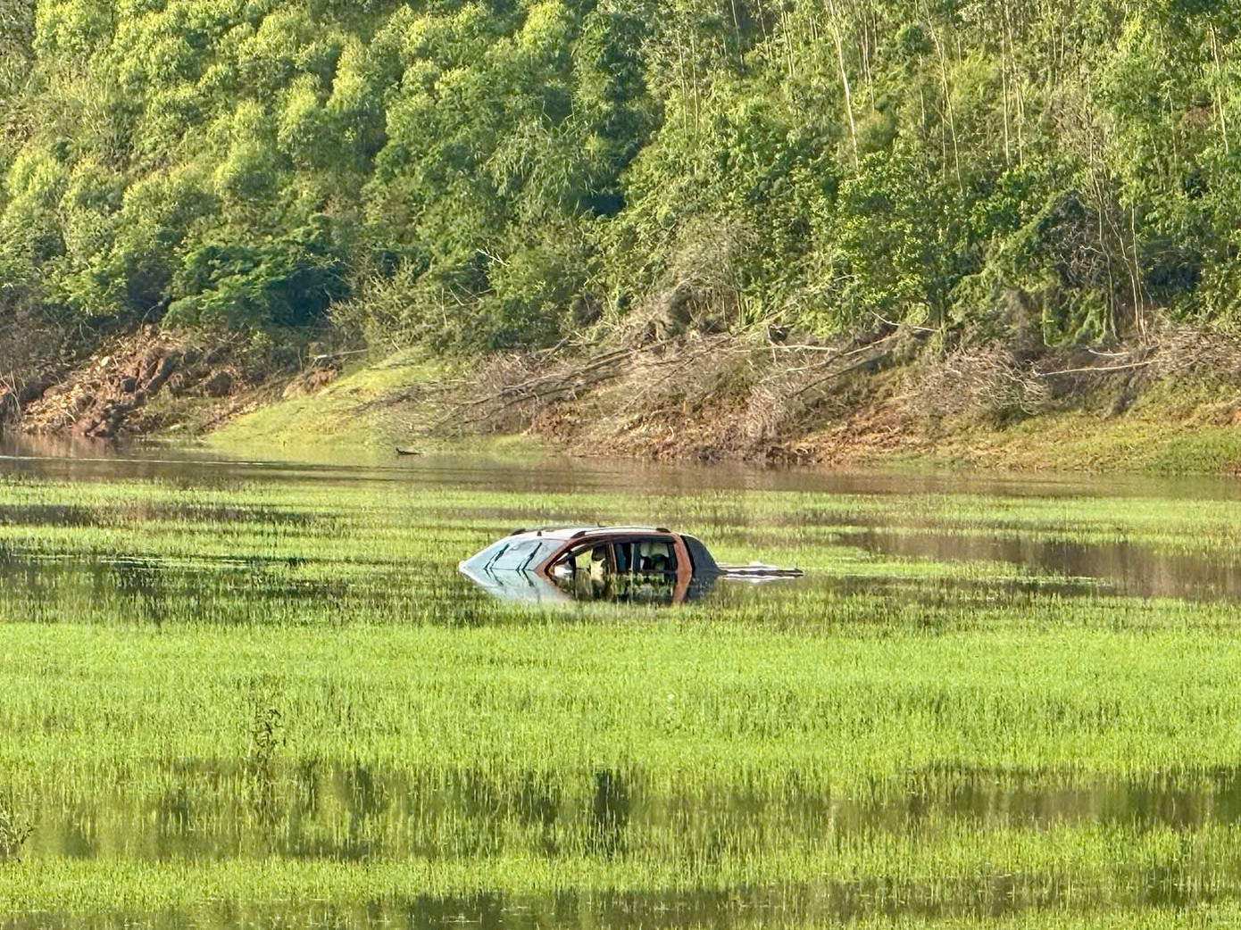 Hiện trường vụ tai nạn khiến 2 vợ chồng tử vong.