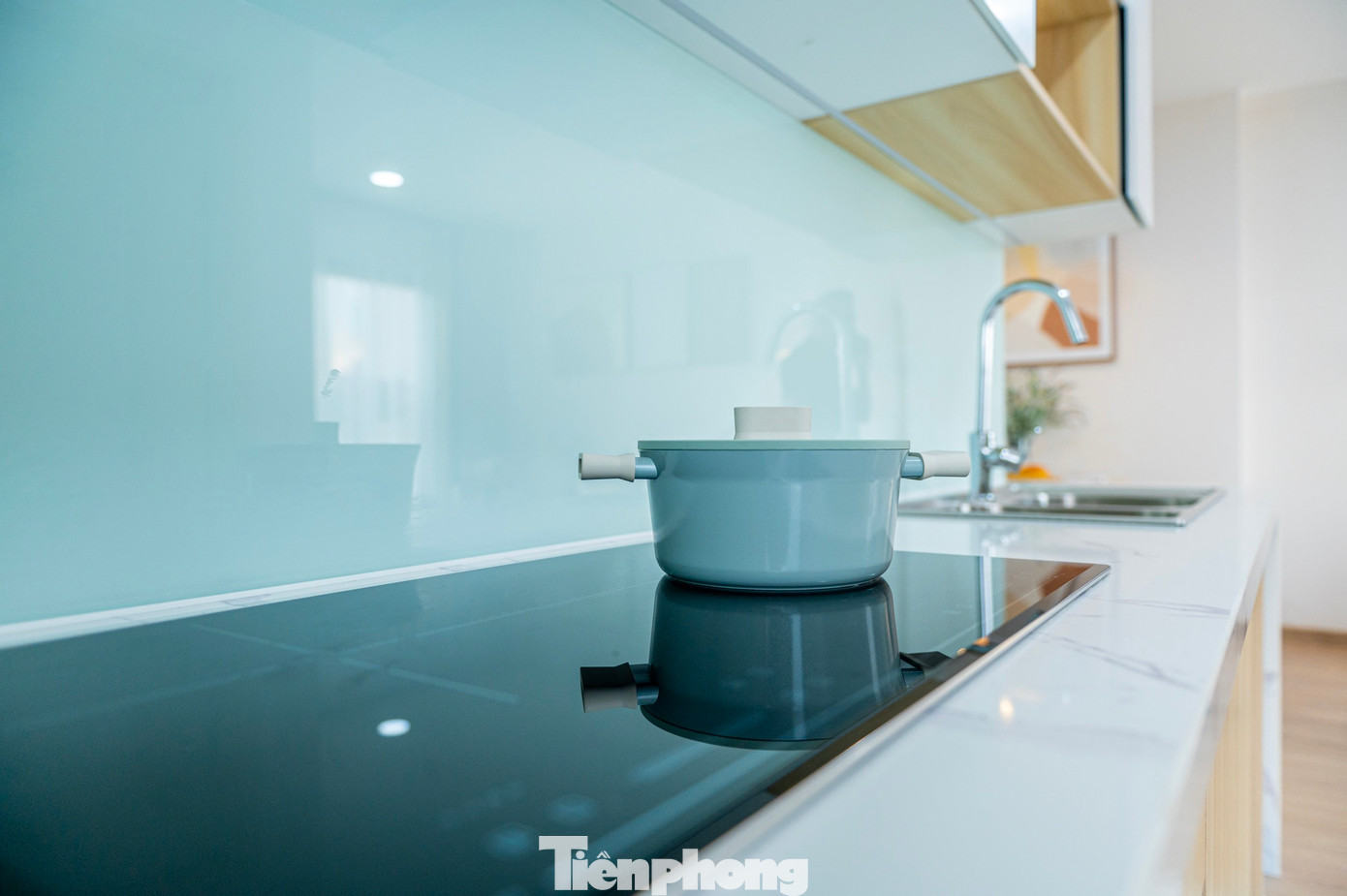 Theo báo cáo từ chủ đầu tư, đến nay, công trình đã triển khai đạt trên 70% tổng khối lượng các hạng mục. Cụ thể, 2 tòa G1, G2 đã hoàn thành hạng mục thô gồm 19 tầng; hoàn thành 2 căn nhà mẫu tại tòa G2 để giới thiệu với nhân dân; tòa G3 cũng đang khẩn trương hoàn thành thi công hạng mục thô tầng cuối cùng.