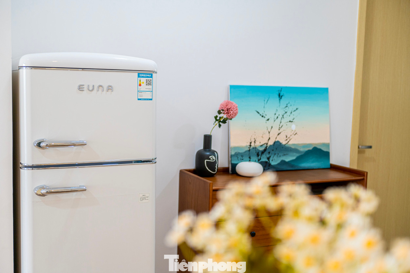 Tại căn hộ mẫu, các vật dụng như kệ để đồ, tủ lạnh cũng được chủ đầu tư lắp đặt.