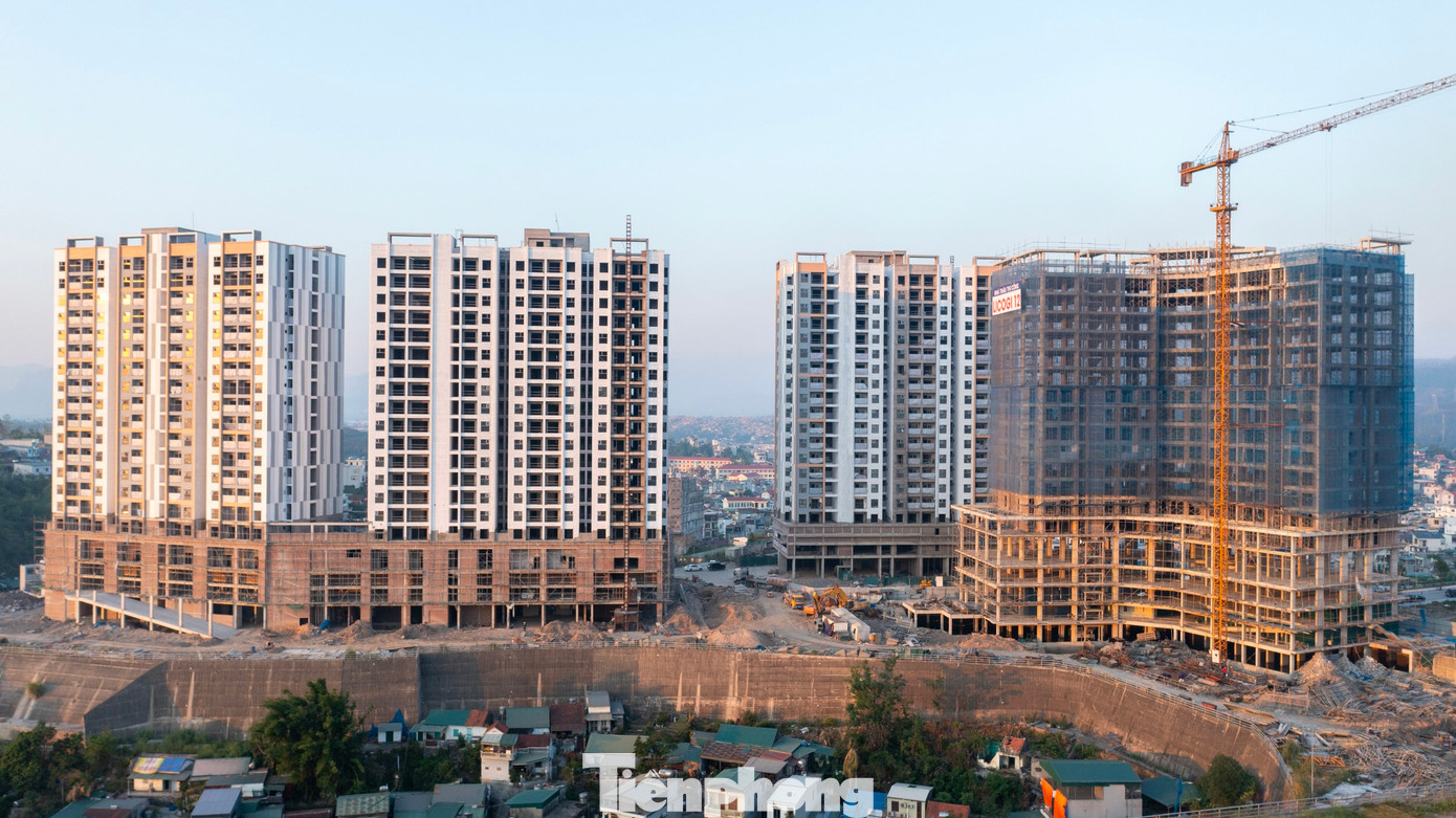 Ghi nhận của phóng viên Tiền Phong, hiện tại các tòa nhà đang trong quá trình hoàn thiện bên trong và sẵn sàng bàn giao nhà cho người dân vào quý I/2025.