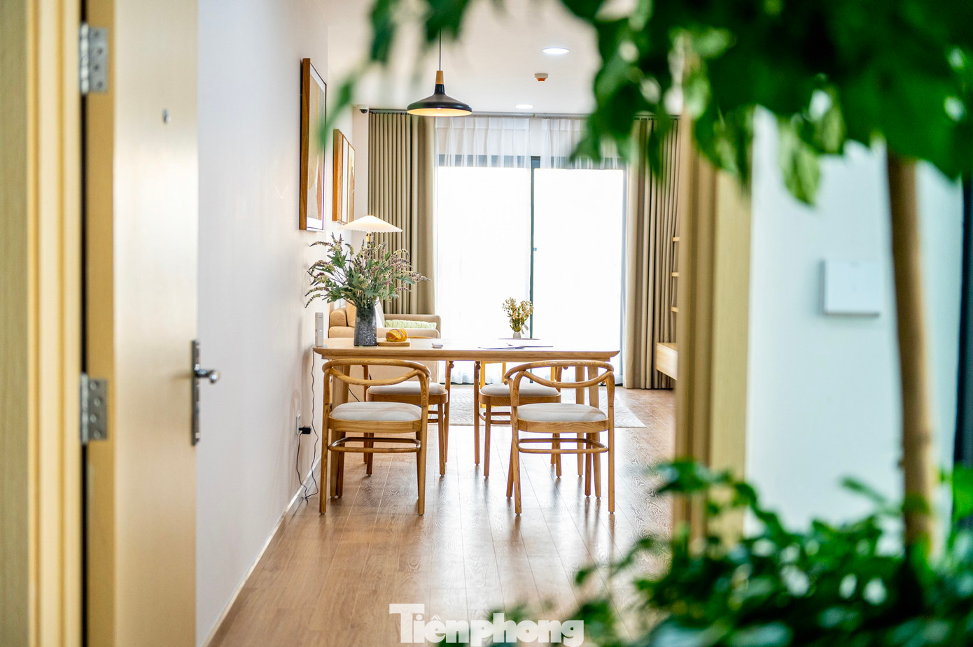 Để giúp người mua dễ hình dung về công năng và diện tích sử dụng, chủ đầu tư đã cho làm 2 căn nhà mẫu. Theo đó, căn rẻ nhất tại đợt này rộng 44,83 m2 với 1 phòng ngủ tại tầng 5A có giá khoảng 570 triệu đồng. Căn hộ diện tích tương tự, nhưng ở tầng 6 có giá 582 triệu đồng. Còn lại đa phần các căn hộ mở bán đợt này rộng 70 m2 với giá từ hơn 1 tỷ đến khoảng 1,2 tỷ đồng.