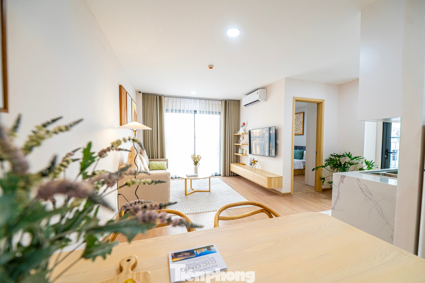 Đa phần, các căn hộ đều có phòng khách thông với phòng bếp và phòng ăn. Để tăng cường không khí lưu thông, chủ đầu tư thiết kế mỗi căn hộ đều có 1-2 ban công lấy ánh sáng và khí trời vào nhà.