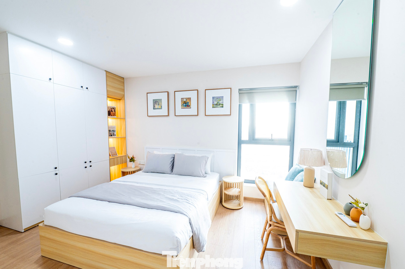 Trong khi đó, phòng ngủ được chủ đầu tư thiết kế đồng bộ cùng với bàn làm việc và cửa sổ hứng ánh sáng cũng như khí tự nhiên vào phòng.