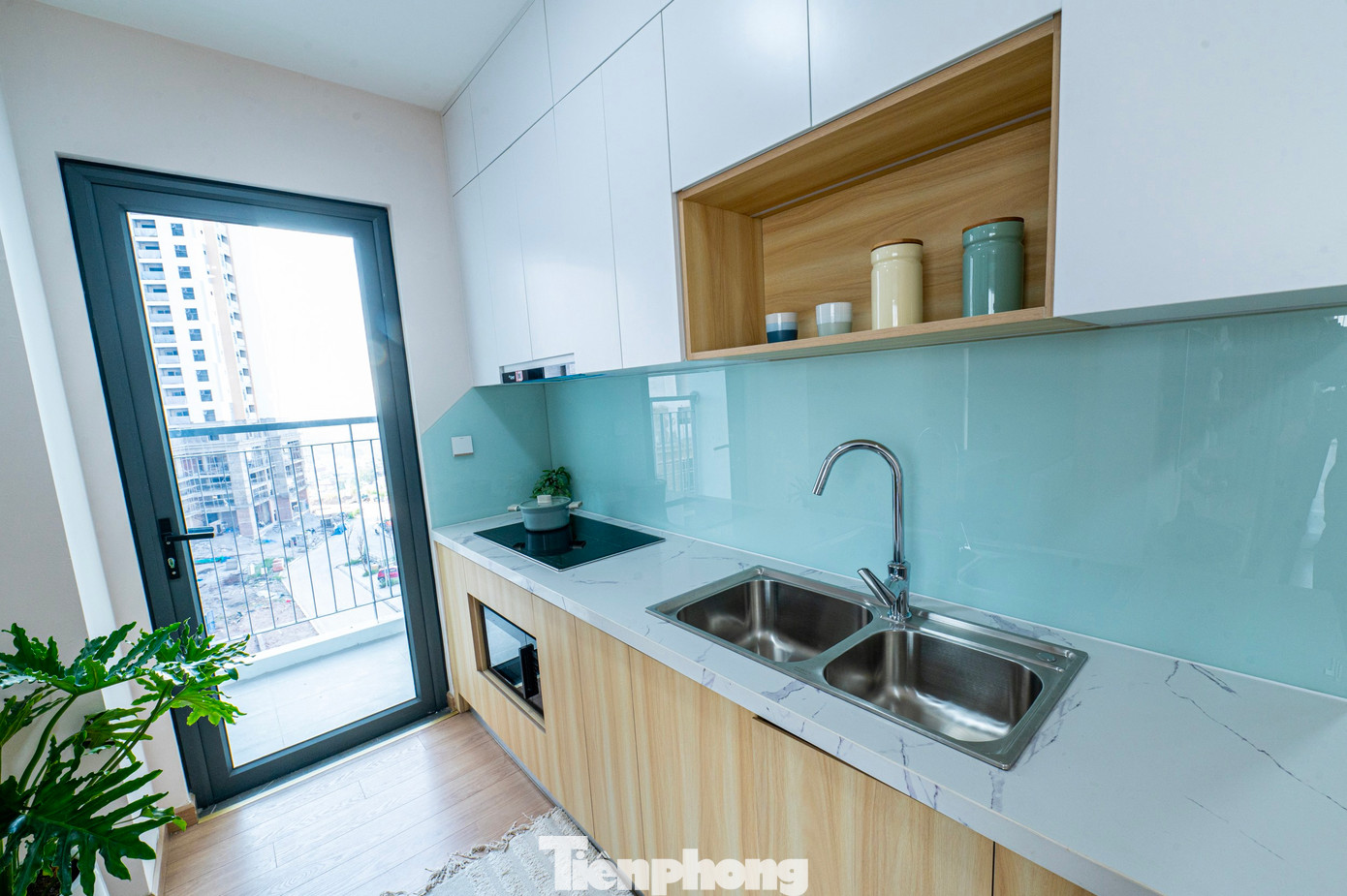 Khu vực bếp được thiết kế nhỏ gọn nhưng vẫn đảm bảo công năng cho việc nấu ăn.