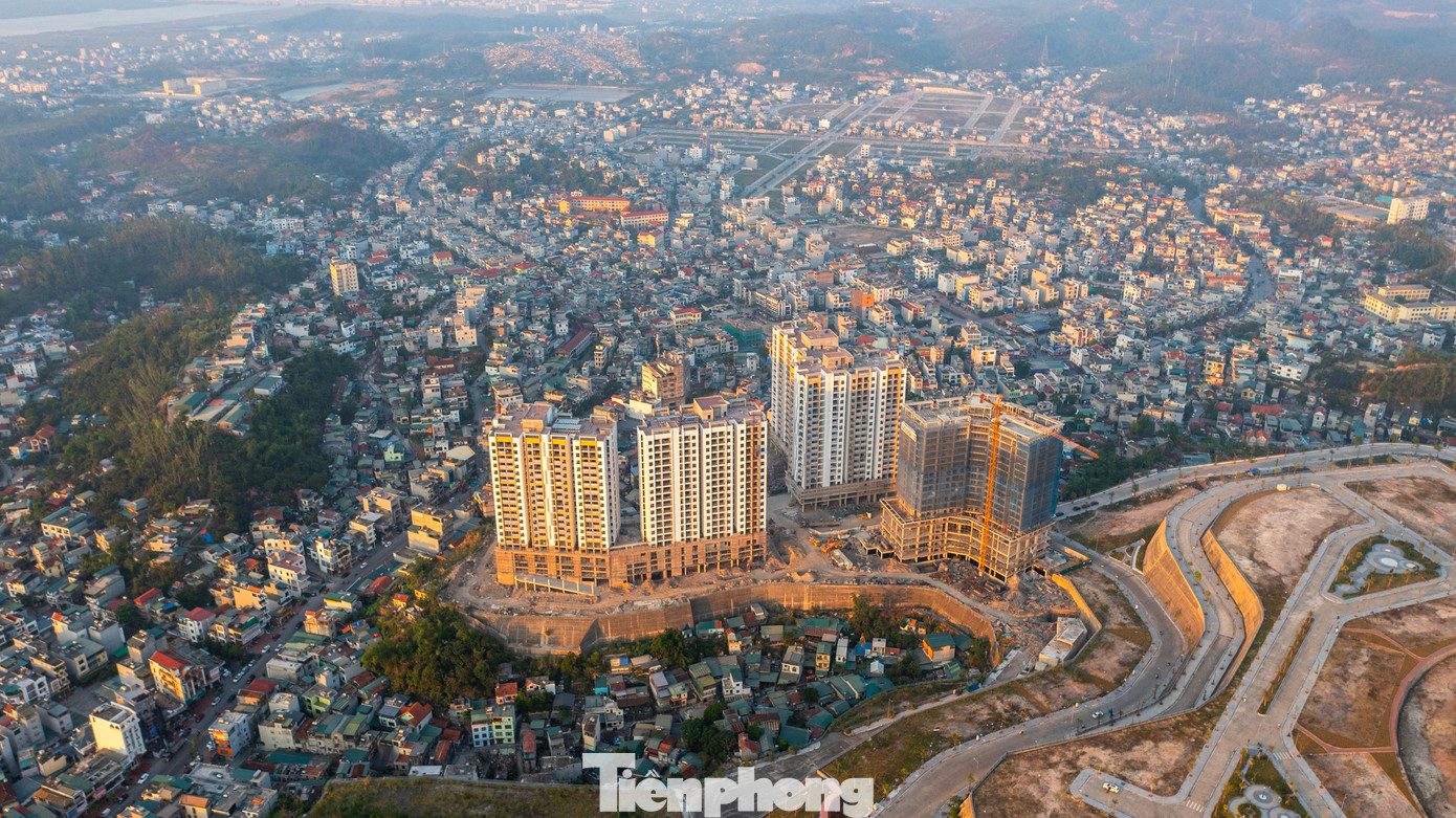 Nhà ở xã hội tại khu dân cư đồi ngân hàng ở phường Hồng Hải và Cao Thắng là dự án nhà ở xã hội đầu tiên tại TP Hạ Long, tỉnh Quảng Ninh. Dự có tổng mức đầu tư hơn 1.360 tỷ đồng, được khởi công từ cuối tháng 10/2022, quy mô 986 căn hộ, trong đó 790 căn nhà ở xã hội và 196 căn thương mại đáp ứng nhu cầu về nhà ở cho khoảng 4.000 người.