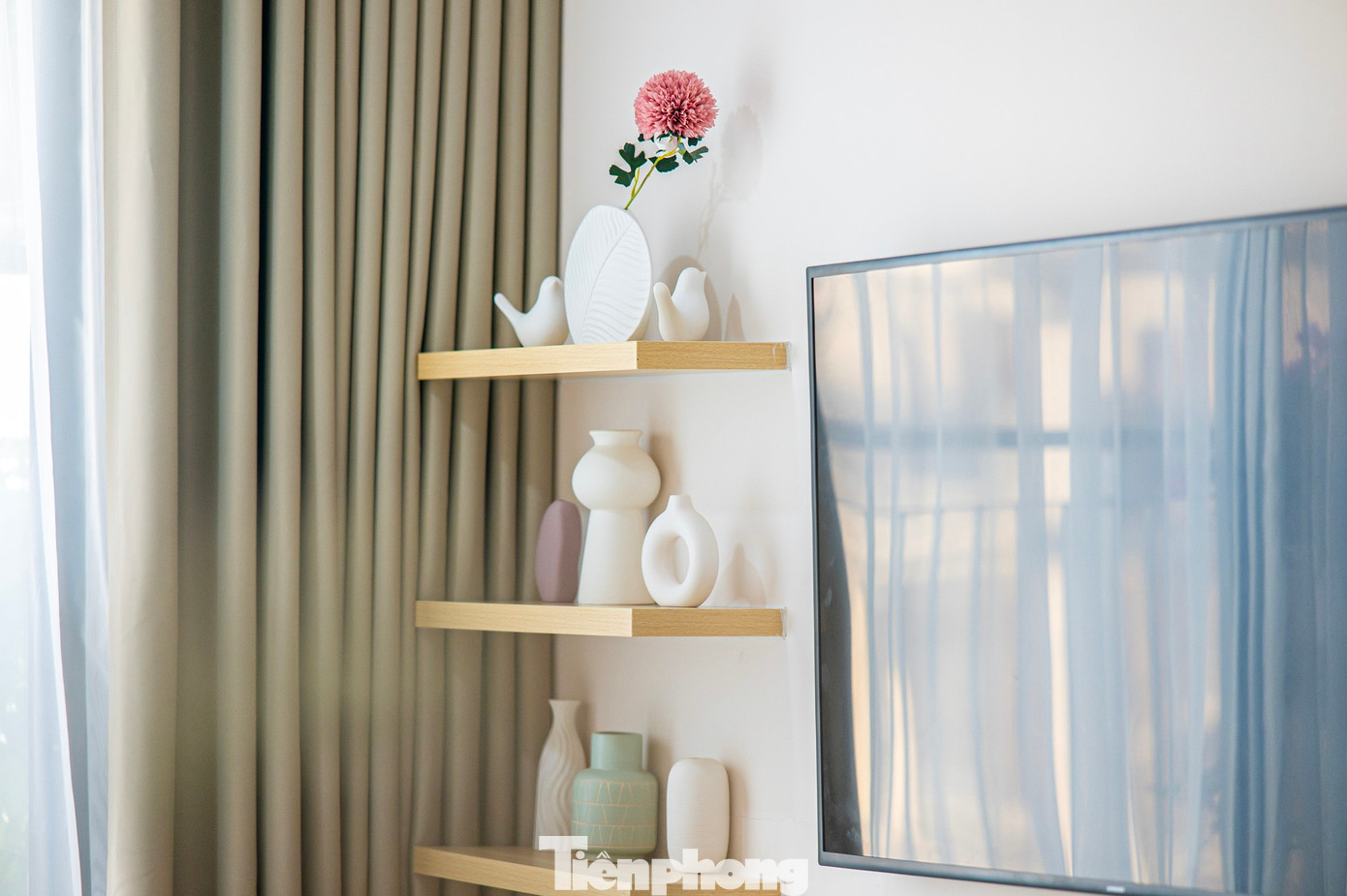 “Tôi cùng chồng rất mong chờ căn hộ nhà ở xã hội này, chúng tôi mong muốn được vay vốn ngân hàng với lãi suất ưu đãi để mua nhà ổn định nơi ở”, chị Minh chia sẻ.