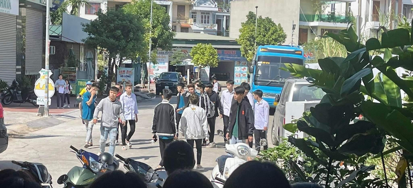 Nhóm học sinh cấp 3 hỗn chiến ở Quảng Ninh. Nhóm học sinh cấp 3 hỗn chiến ở Quảng Ninh.