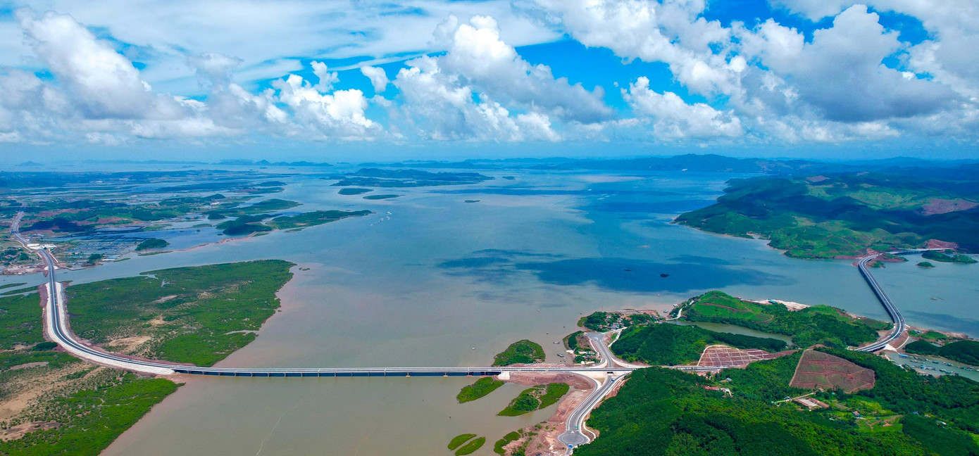 Dự án được chia thành 2 dự án gồm tuyến Vân Đồn - Tiên Yên dài hơn 16km, sử dụng vốn ngân sách nhà nước và tuyến Tiên Yên - Móng Cái có tổng chiều dài 63km được đầu tư theo hình thức BOT (đầu tư - khai thác - chuyển giao). Dự án được chia thành 2 dự án gồm tuyến Vân Đồn - Tiên Yên dài hơn 16km, sử dụng vốn ngân sách nhà nước và tuyến Tiên Yên - Móng Cái có tổng chiều dài 63km được đầu tư theo hình thức BOT (đầu tư - khai thác - chuyển giao).