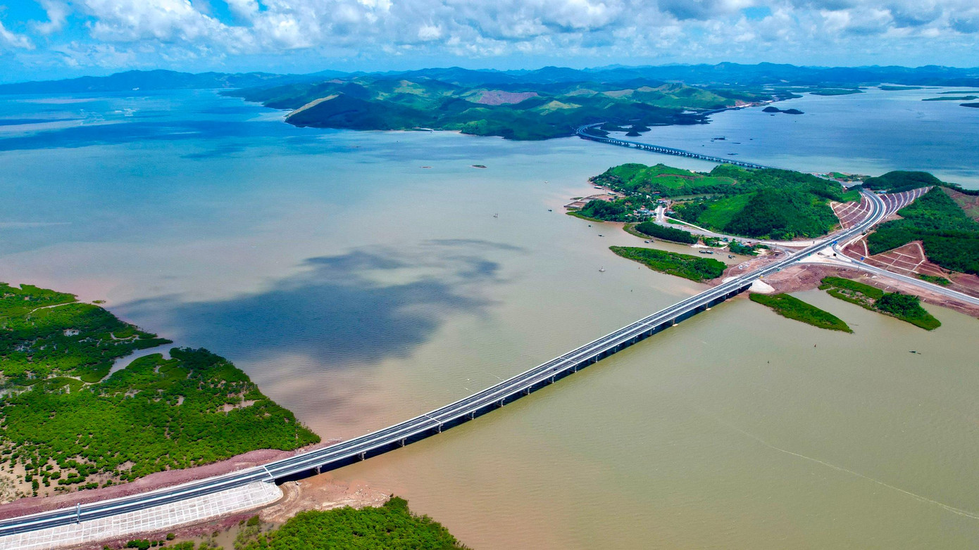 Đoạn tuyến Tiên Yên – Móng Cái có chiều dài gần 60km chưa đảm bảo được tiến độ theo kế hoạch, hiện mới thực hiện được khoảng 95% tổng khối lượng các hạng mục. Đoạn tuyến Tiên Yên – Móng Cái có chiều dài gần 60km chưa đảm bảo được tiến độ theo kế hoạch, hiện mới thực hiện được khoảng 95% tổng khối lượng các hạng mục.