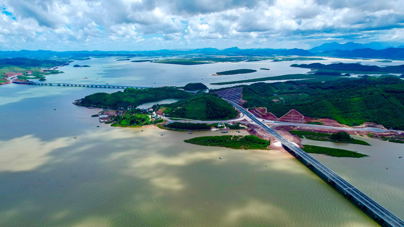 Dự án đường cao tốc Vân Đồn - Móng Cái được khởi công vào tháng 4/2019, có tổng chiều dài khoảng 80 km, quy mô đường cao tốc 4 làn xe, vận tốc tối đa 120 km/giờ với tổng kinh phí hơn 11 nghìn tỷ đồng. Dự án đường cao tốc Vân Đồn - Móng Cái được khởi công vào tháng 4/2019, có tổng chiều dài khoảng 80 km, quy mô đường cao tốc 4 làn xe, vận tốc tối đa 120 km/giờ với tổng kinh phí hơn 11 nghìn tỷ đồng.