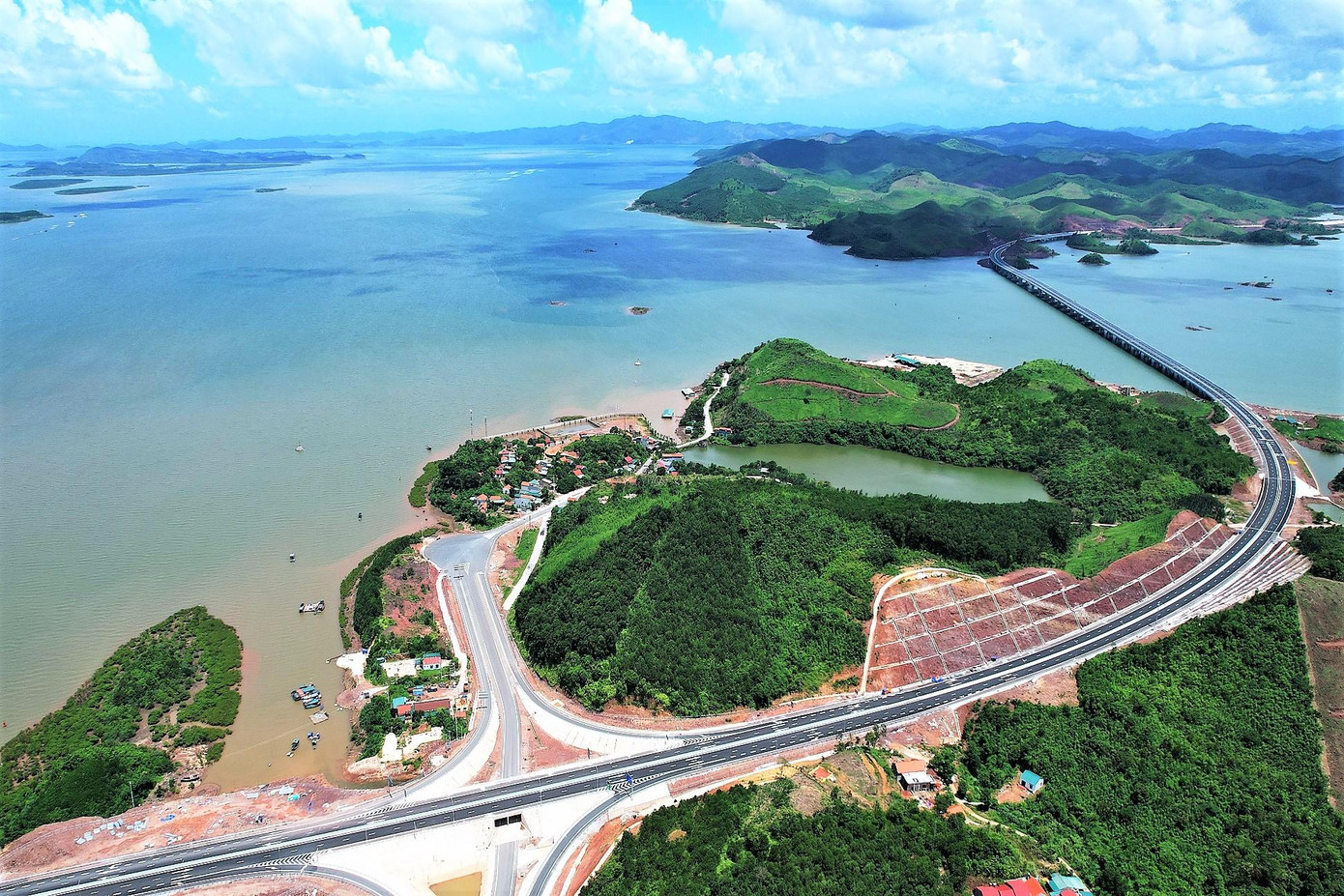 Trước những khó khăn trên, chủ đầu tư dự án đã lập biểu đánh giá tiến độ, báo cáo UBND tỉnh và đã được UBND tỉnh đồng ý thống nhất lùi thời gian hoàn thành thi công dự án đến trong quý III năm nay. Trước những khó khăn trên, chủ đầu tư dự án đã lập biểu đánh giá tiến độ, báo cáo UBND tỉnh và đã được UBND tỉnh đồng ý thống nhất lùi thời gian hoàn thành thi công dự án đến trong quý III năm nay.