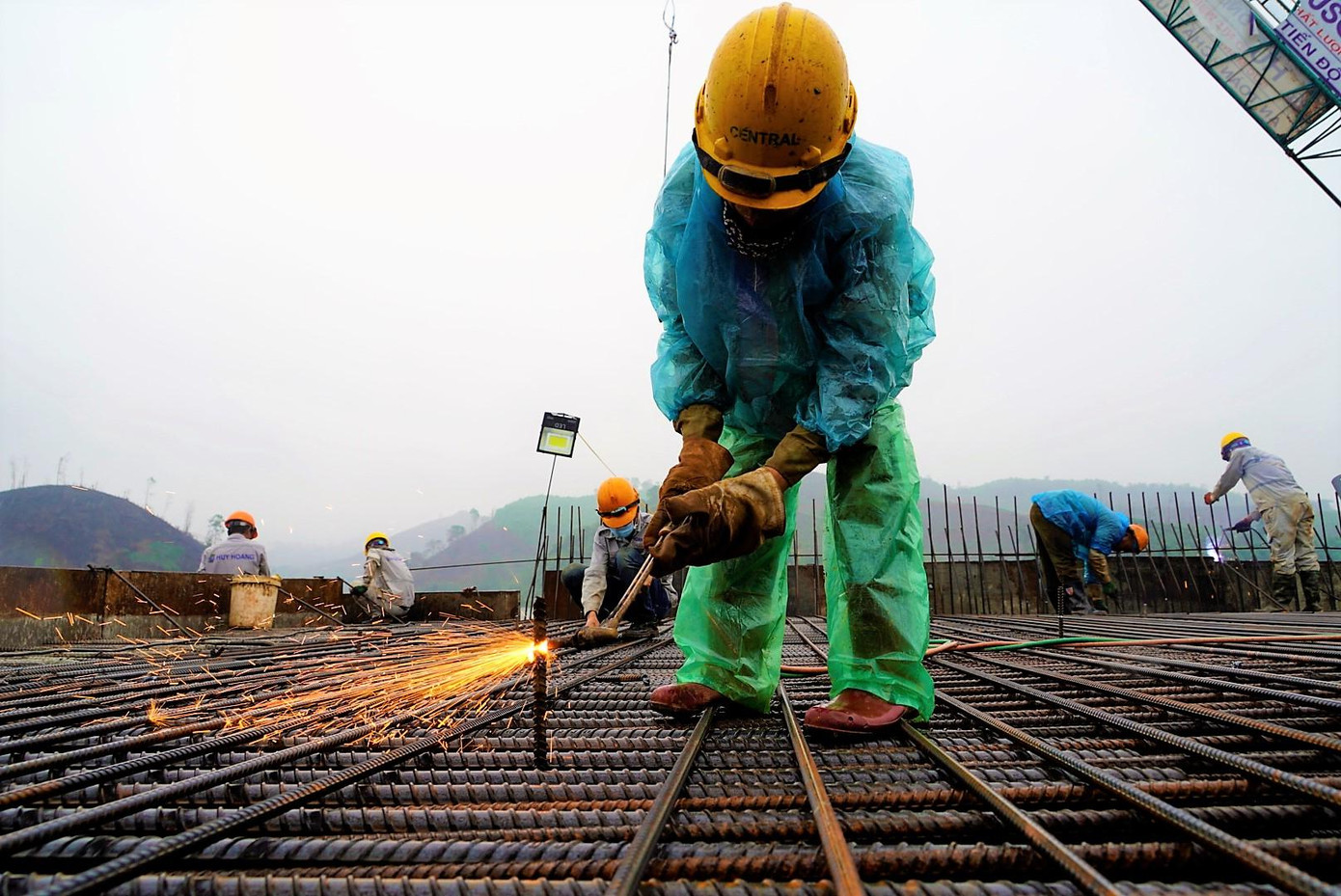 "Quy trình thi công lớp thảm nhựa trên cùng (novachip) đòi hỏi yêu cầu kỹ thuật cao, điều kiện thời tiết khô ráo, nhằm để tăng tuổi thọ công trình và êm thuận mặt đường. Nhưng thời tiết khu vực miền Đông của tỉnh Quảng Ninh liên tục mưa kéo dài gây ảnh hưởng không nhỏ đến tiến độ thi công", đại diện Chủ đầu tư cao tốc Vân Đồn - Móng Cái cho biết. "Quy trình thi công lớp thảm nhựa trên cùng (novachip) đòi hỏi yêu cầu kỹ thuật cao, điều kiện thời tiết khô ráo, nhằm để tăng tuổi thọ công trình và êm thuận mặt đường. Nhưng thời tiết khu vực miền Đông của tỉnh Quảng Ninh liên tục mưa kéo dài gây ảnh hưởng không nhỏ đến tiến độ thi công", đại diện Chủ đầu tư cao tốc Vân Đồn - Móng Cái cho biết.