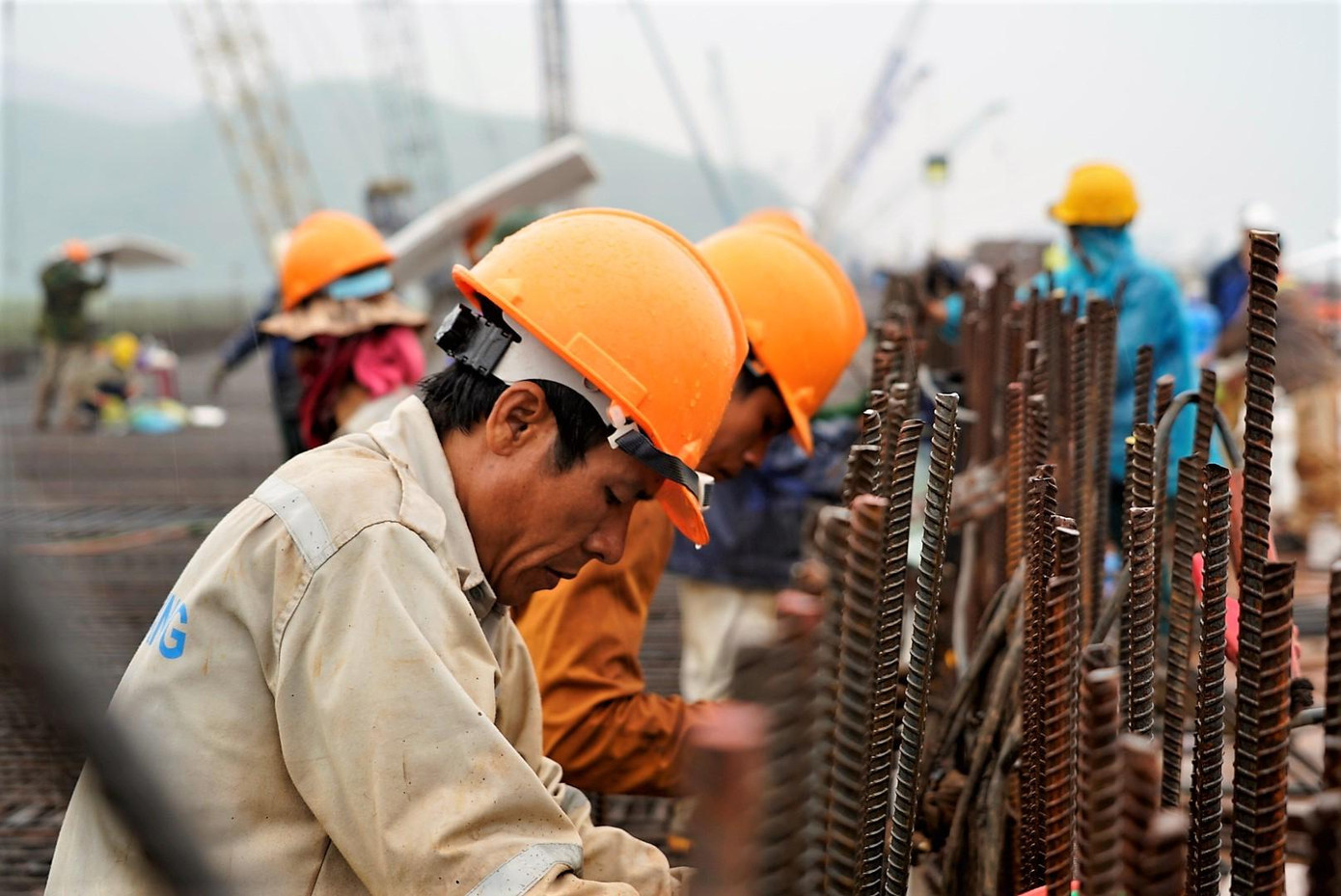 Vào tháng 5 và 6 gần như mưa cả tháng khiến việc thi công thảm nhựa mặt đường rất khó khăn, không đảm bảo được các yêu cầu kỹ thuật. Vào tháng 5 và 6 gần như mưa cả tháng khiến việc thi công thảm nhựa mặt đường rất khó khăn, không đảm bảo được các yêu cầu kỹ thuật.