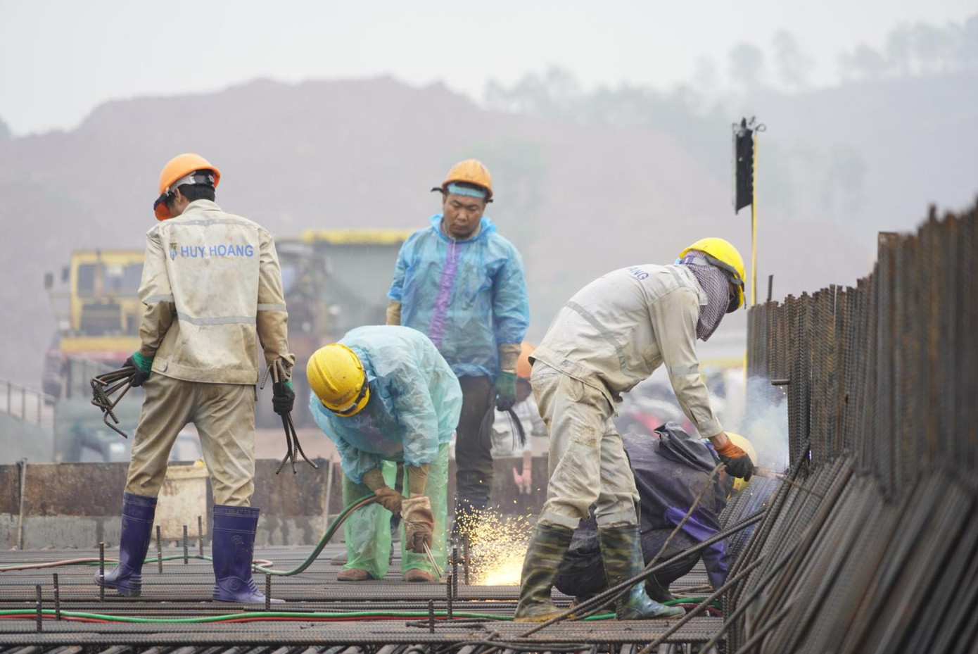 Được biết, để đưa công trình đường cao tốc vào khai thác, chủ đầu tư cần hoàn thiện hàng loạt thủ tục liên quan và phụ thuộc vào Hội đồng Nghiệm thu nhà nước cùng Bộ GTVT cũng các cơ quan liên quan. Được biết, để đưa công trình đường cao tốc vào khai thác, chủ đầu tư cần hoàn thiện hàng loạt thủ tục liên quan và phụ thuộc vào Hội đồng Nghiệm thu nhà nước cùng Bộ GTVT cũng các cơ quan liên quan.