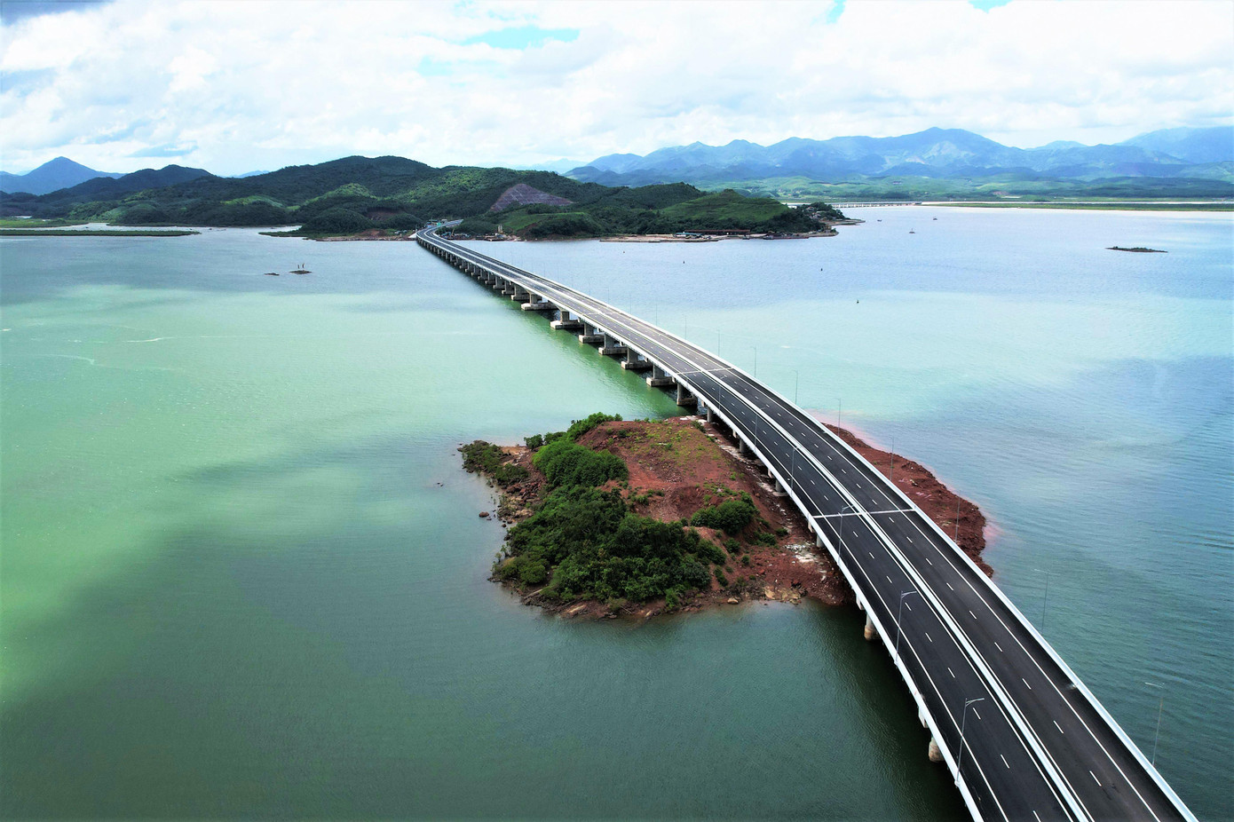 Tuy nhiên, giai đoạn hoàn thiện dự án vào đầu năm 2022, thời tiết khu vực thi công cao tốc mưa nhiều, số lượng ngày mưa trung bình chiếm 60% thời gian thi công. Tuy nhiên, giai đoạn hoàn thiện dự án vào đầu năm 2022, thời tiết khu vực thi công cao tốc mưa nhiều, số lượng ngày mưa trung bình chiếm 60% thời gian thi công.