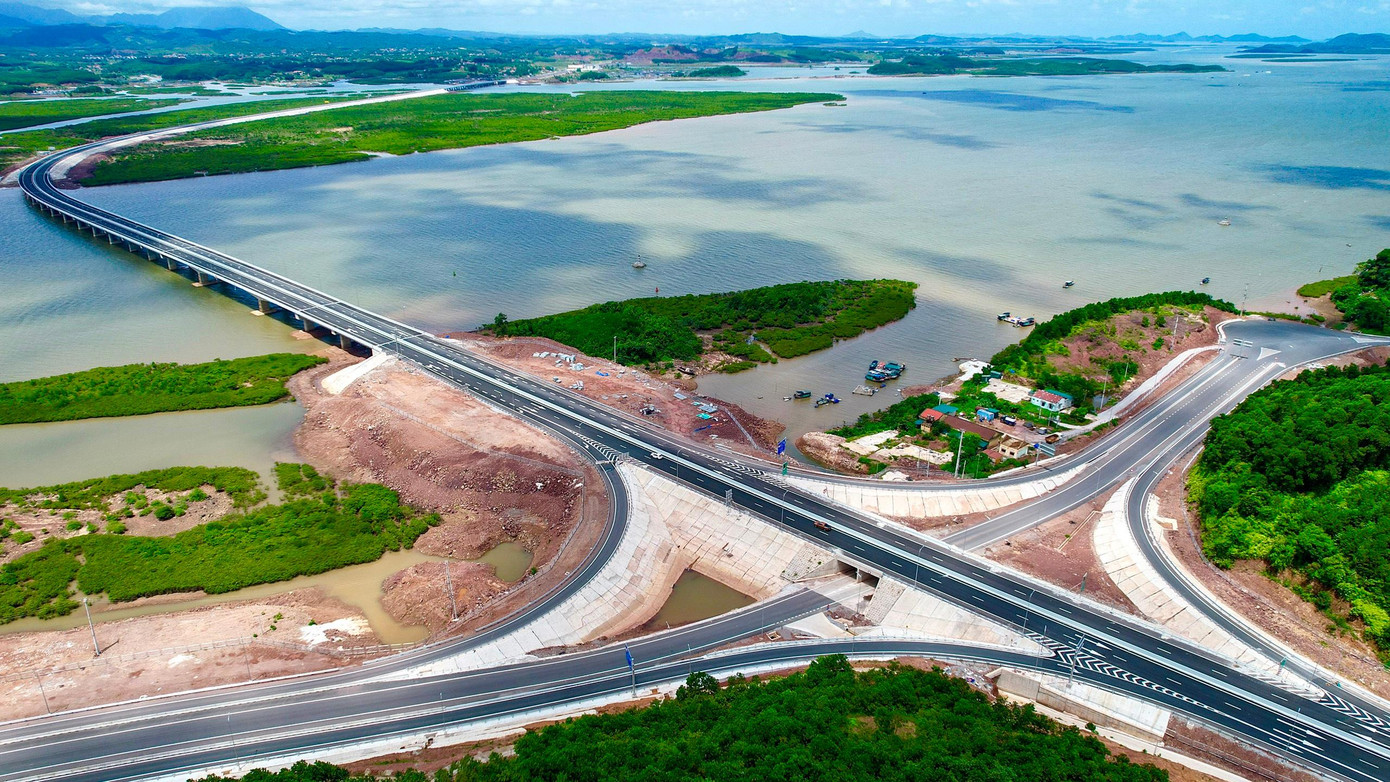 "Dự án được thi công trong bối cảnh dịch COVID-19 bùng phát, gây đứt gãy chuỗi cung ứng, thiếu lao động, ảnh hưởng bởi biến động giá cả nên tiến độ thi công bị ảnh hưởng", đại diện nhà thầu thi công nói. "Dự án được thi công trong bối cảnh dịch COVID-19 bùng phát, gây đứt gãy chuỗi cung ứng, thiếu lao động, ảnh hưởng bởi biến động giá cả nên tiến độ thi công bị ảnh hưởng", đại diện nhà thầu thi công nói.