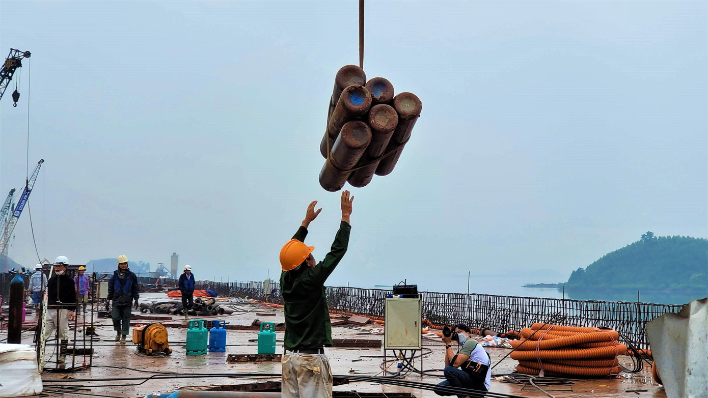 Hiện tại, đoạn tuyến Vân Đồn - Tiên Yên dài hơn 16km đã cơ bản hoàn thành, còn một số hạng mục như thảm nhựa, sơn vạch kẻ đường, lắp đặt hệ thống biển báo... đang được gấp rút triển khai. Hiện tại, đoạn tuyến Vân Đồn - Tiên Yên dài hơn 16km đã cơ bản hoàn thành, còn một số hạng mục như thảm nhựa, sơn vạch kẻ đường, lắp đặt hệ thống biển báo... đang được gấp rút triển khai.