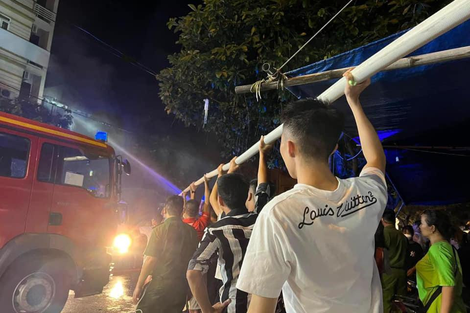 Nhiều xe cứu hỏa, xe cấp nước, xe tưới đường của thành phố và các doanh nghiệp trên địa bàn cũng được điều động cứu hỏa.