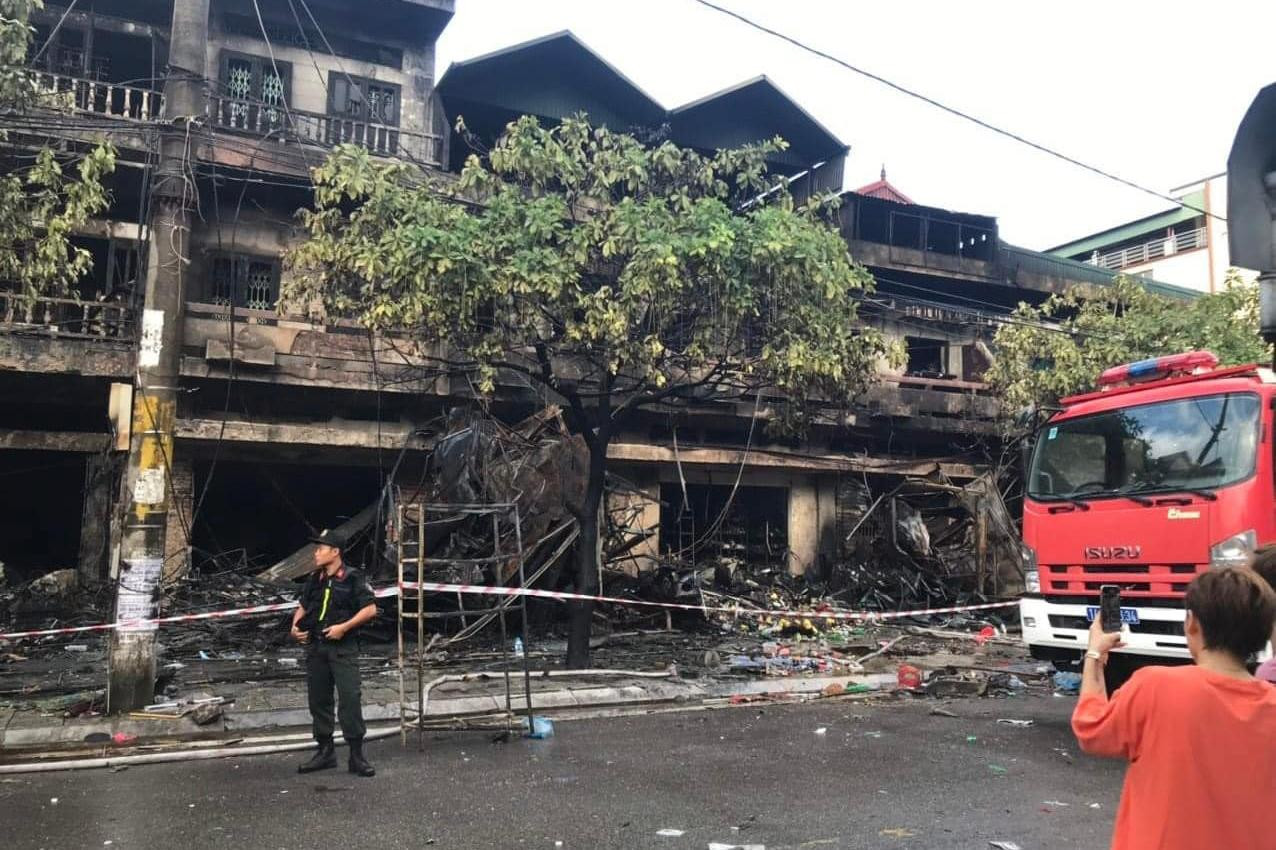 Nhiều ngôi nhà liền kề bị thiêu rụi