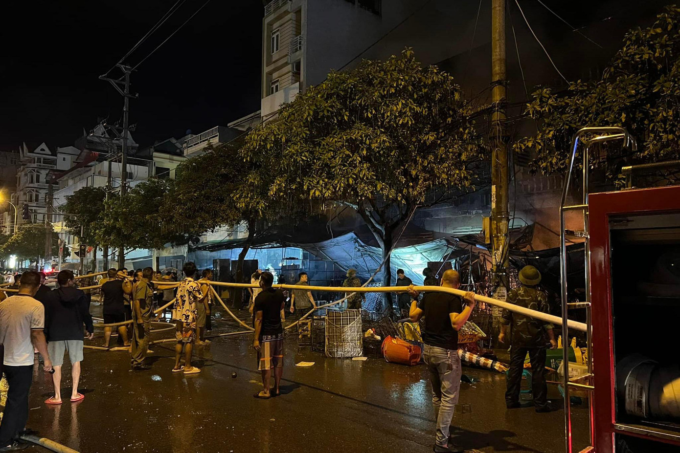 Khi thấy đường ống máy bơm nước quá thấp và có độ nặng khi đội PCCC đưa lên cao, người dân gần đó đã hô hào tới chung sức vác ống bơm lên vai.