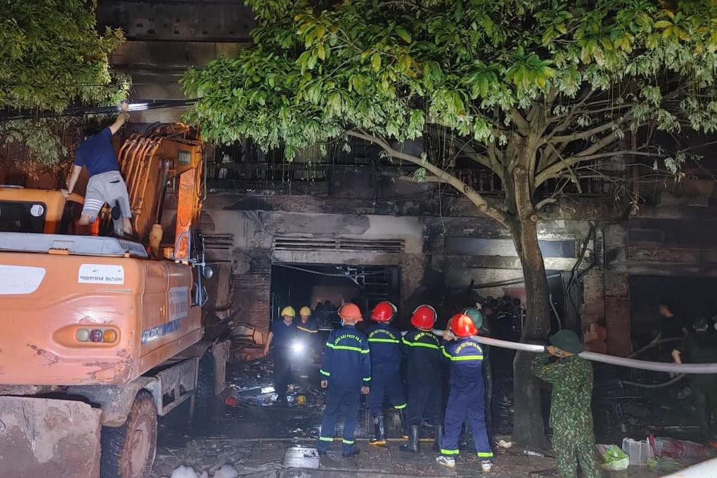 Do nơi xảy ra cháy là dãy nhà xây dựng kiên cố từ 2 - 6 tầng, tất cả đều có mái hiên đua ra làm ki-ốt bán hàng nên tiếp cận dập lửa rất khó.