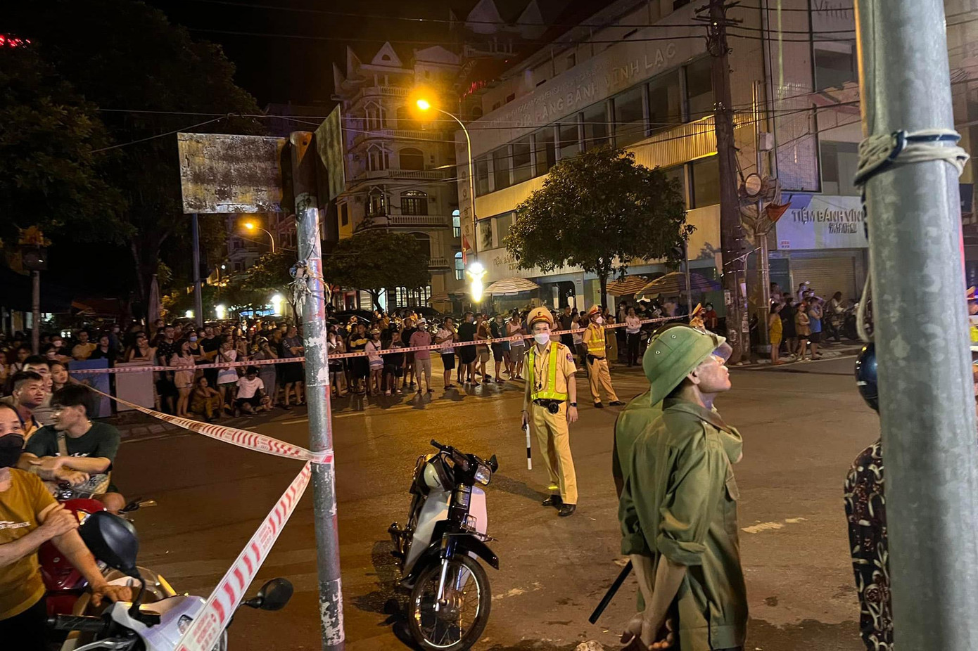 Đám cháy bùng phát từ căn nhà số 53, sau đó cháy lan sang các căn bên cạnh, từ nhà 47 đến 65, gây thiệt hại lớn về tài sản.