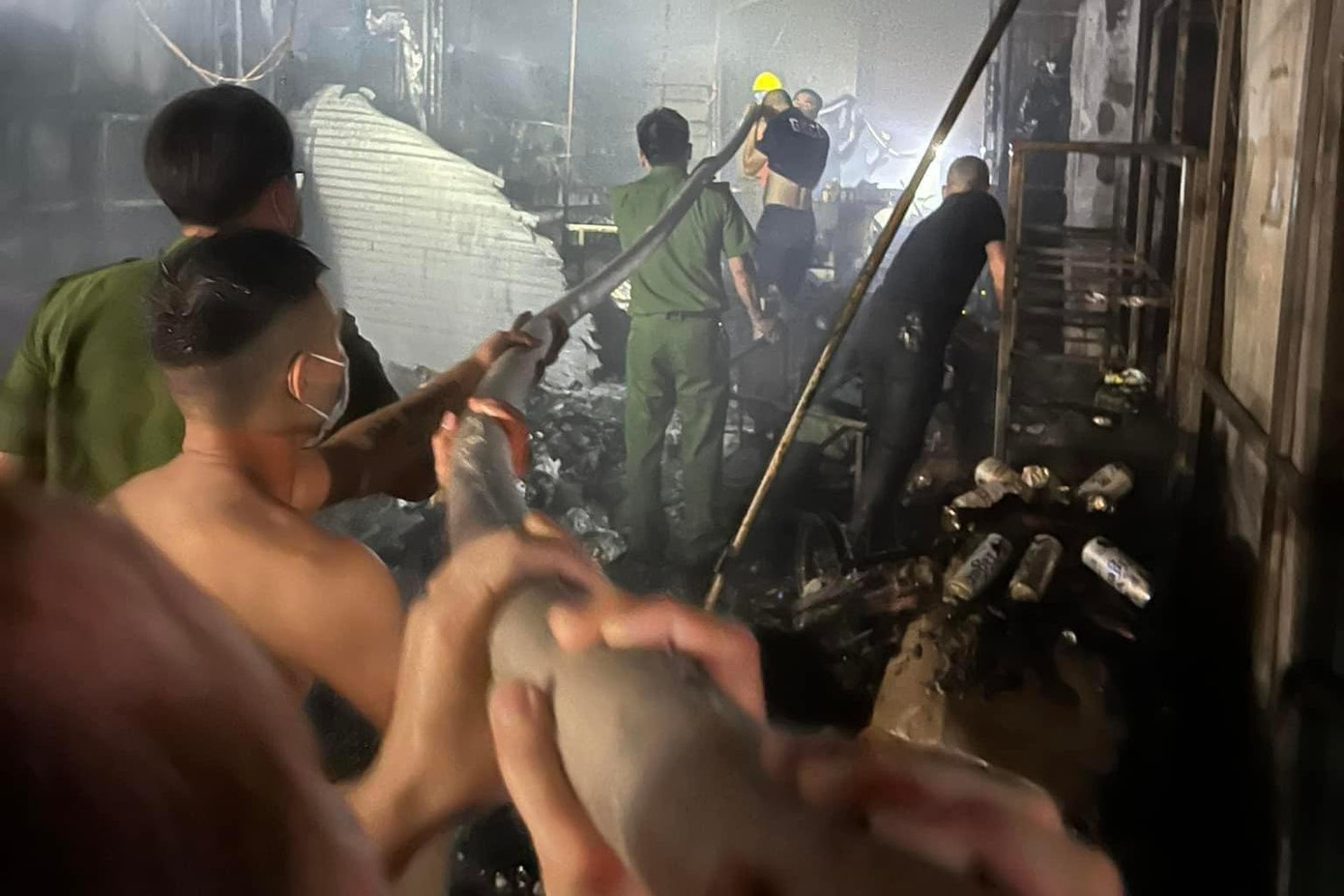 Người dân tích cực tham gia dập lửa dưới sự chỉ đạo của lực lượng chức năng.