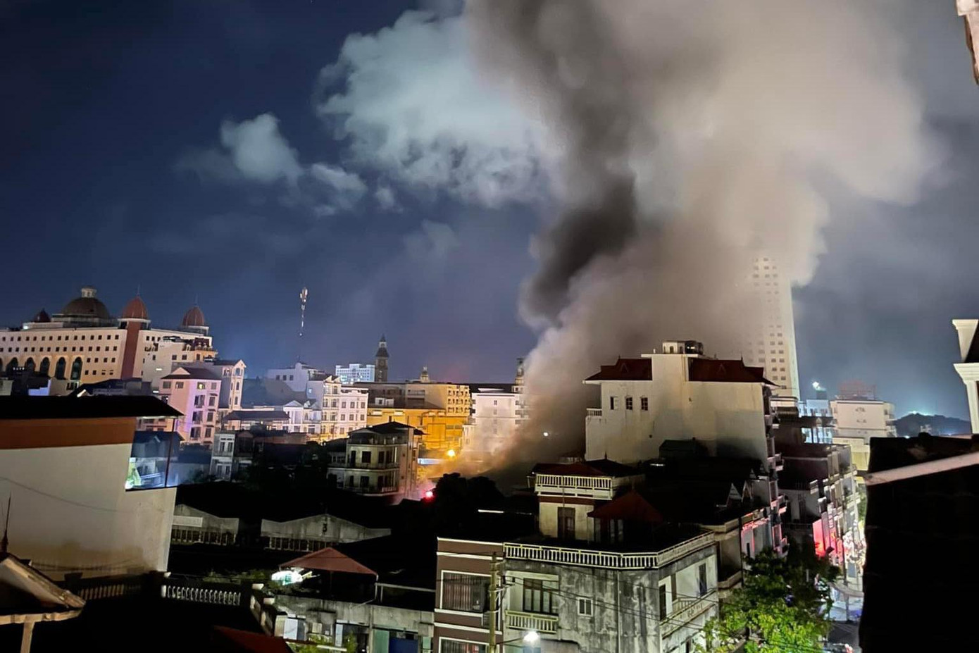 UBND TP Móng Cái đã huy động công an các phường trên địa bàn cùng lực lượng chữa cháy KCN Hải Yên và công an các huyện gần đó tham gia chữa cháy.