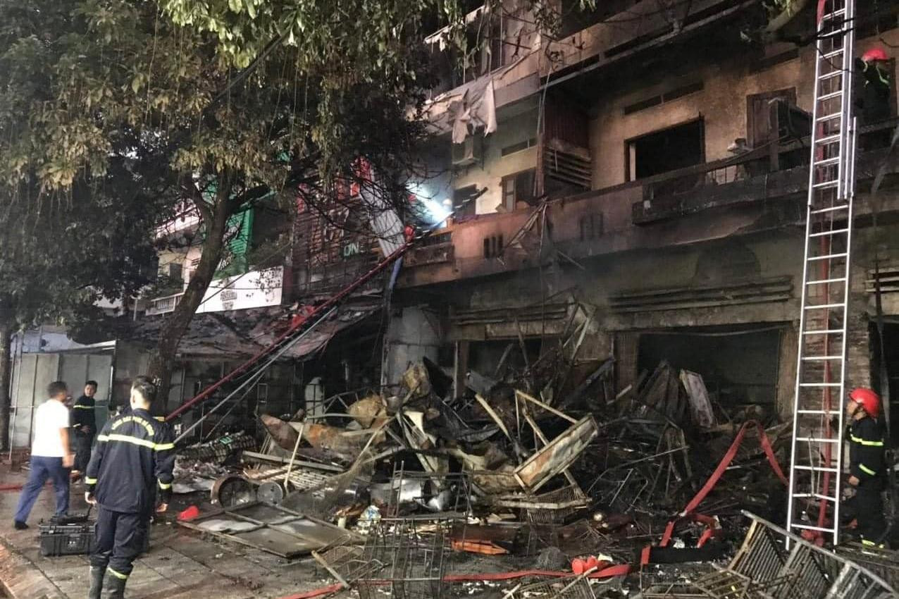 Đến khoảng 3h00 sáng nay (22/7) đám cháy tạm thời được khống chế. Rất may không có thiệt hại về người, phần lớn tài sản bên trong bị thiêu rụi. Nguyên nhân ban đầu được xác định là do chập điện.