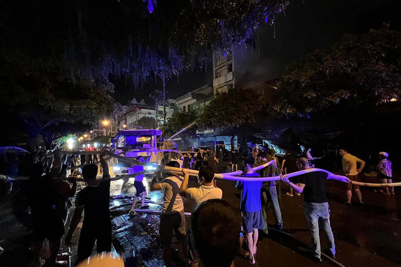 Người dân xếp hàng vác ống nước để hỗ trợ lực lượng chức năng dập lửa.