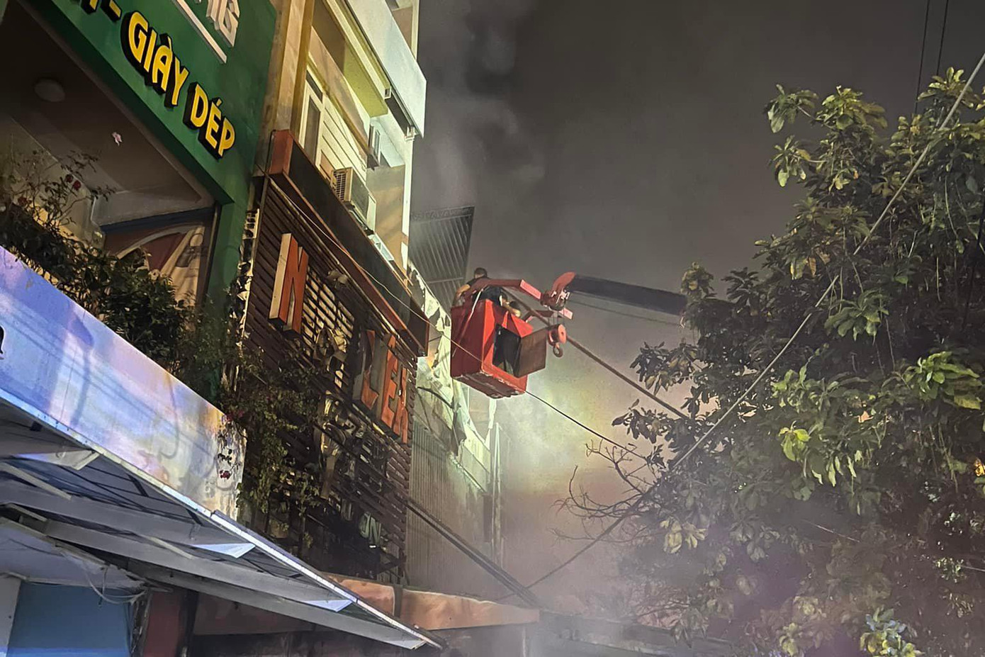 Lực lượng chức năng dùng xe chuyên dụng để cứu người mắc kẹt.