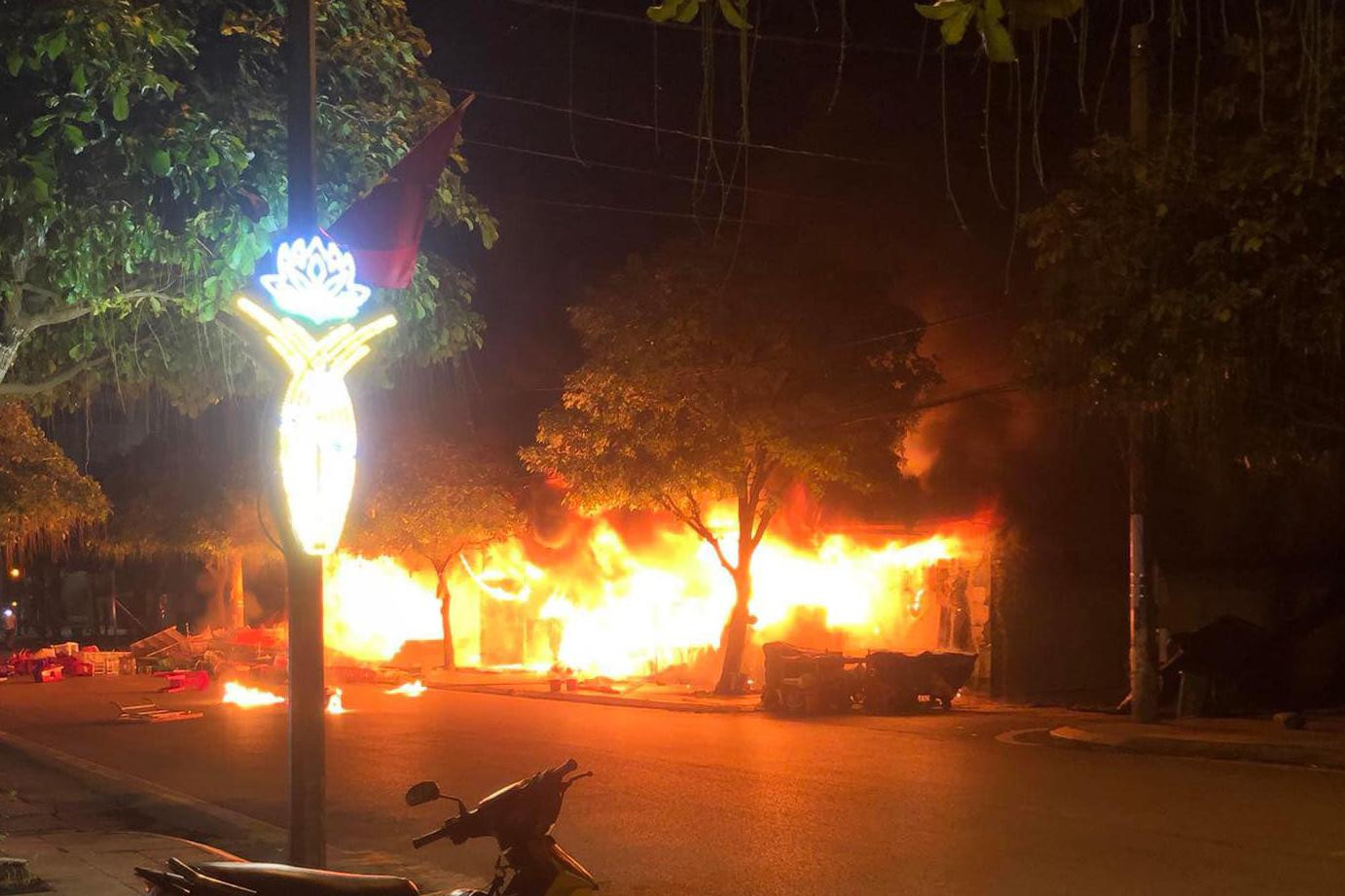 Vụ cháy xảy ra vào 23h30 đêm qua (21/7), tại dãy nhà trên đường Triều Dương, phường Trần Phú, TP Móng Cái, Quảng Ninh.