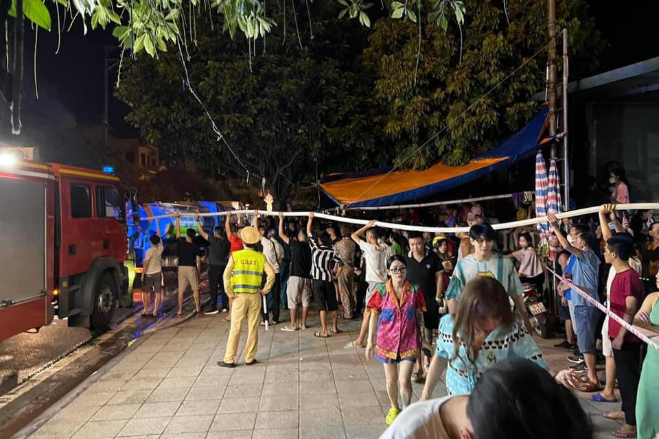 Hàng trăm người dân cùng lực lượng chức năng tham gia chữa cháy.