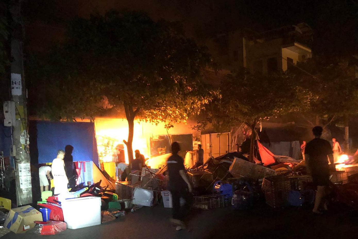 Ngọn lửa bùng lên từ một căn nhà, chỉ sau vài phút gió lớn khiến lửa bắt đầu bùng phát, nhanh chóng lan rộng sang các nhà lân cận.