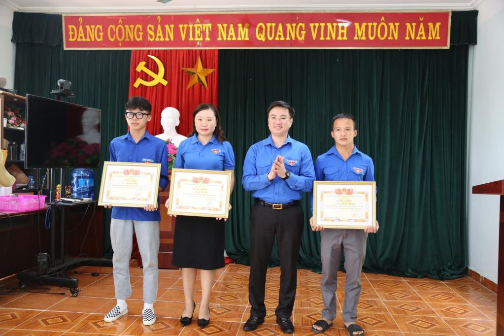 Anh Hoàng Văn Hải, Bí thư Tỉnh Đoàn Quảng Ninh tặng bằng khen cho các đoàn viên dũng cảm cứu người. Anh Hoàng Văn Hải, Bí thư Tỉnh Đoàn Quảng Ninh tặng bằng khen cho các đoàn viên dũng cảm cứu người.
