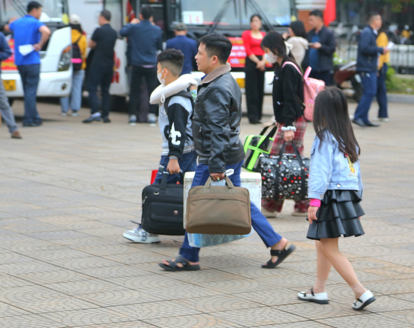 Đây là những công nhân và người thân đang làm việc tại Công ty than Hòn Gai - TKV. Đây là những công nhân và người thân đang làm việc tại Công ty than Hòn Gai - TKV.