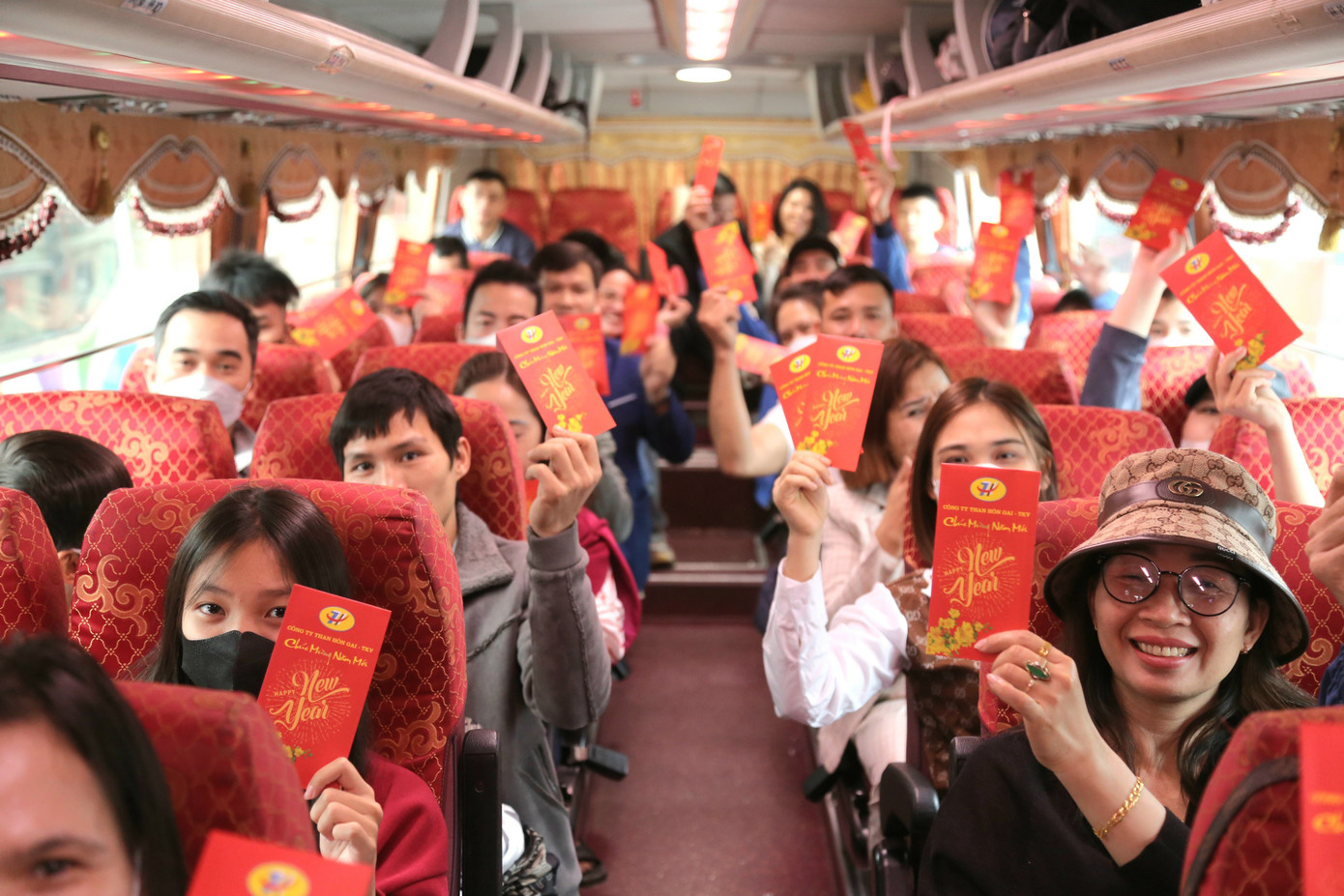 Mọi người vui vẻ khi được nhận lì xì may mắn. Mọi người vui vẻ khi được nhận lì xì may mắn.