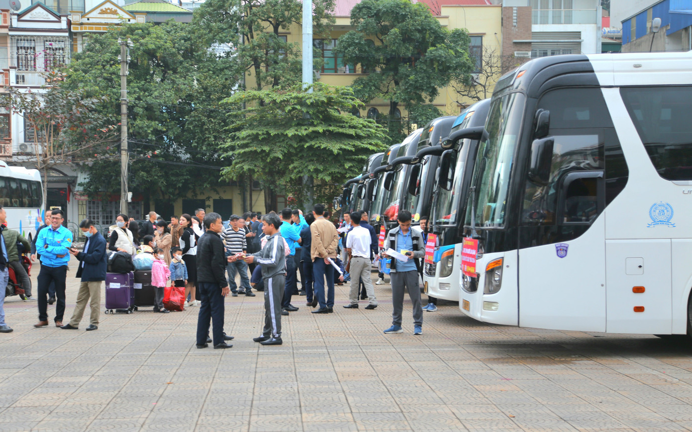 "Nếu mua vé xe bên ngoài thì cần phải đặt trước đó rất lâu và tiền vé sẽ cao, những chuyến xe miễn phí này vừa tiện, giảm chi phí và còn nhiệt tình đưa tôi và gia đình về tận nhà", anh Quảng cho biết. "Nếu mua vé xe bên ngoài thì cần phải đặt trước đó rất lâu và tiền vé sẽ cao, những chuyến xe miễn phí này vừa tiện, giảm chi phí và còn nhiệt tình đưa tôi và gia đình về tận nhà", anh Quảng cho biết.