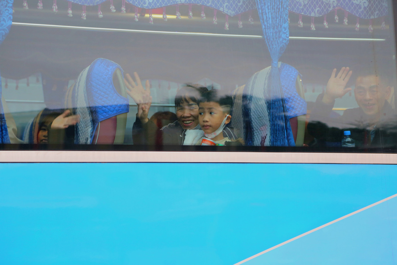 Tuy xa quê nhưng đa số công nhân khi đến làm việc tại Quảng Ninh đều được ngành than tạo điều kiện để phát triển. Tuy xa quê nhưng đa số công nhân khi đến làm việc tại Quảng Ninh đều được ngành than tạo điều kiện để phát triển.