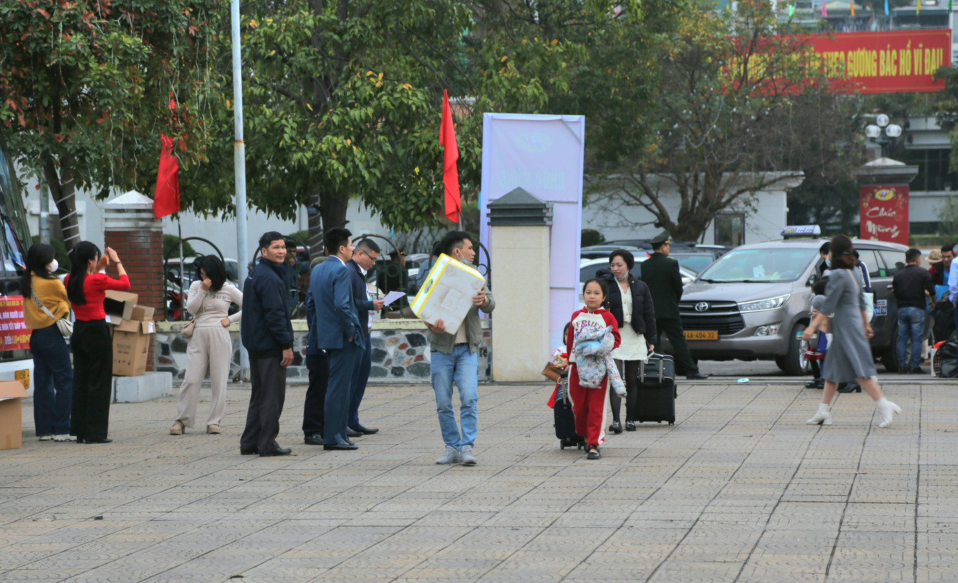 Anh Đàm Mạnh Quảng (SN 1988, làm việc tại phân xưởng Cơ điện vận tải, Công ty than Hòn Gai - TKV) cho biết những chuyến xe như này rất thuận tiện cho anh và gia đình vì thời điểm cận Tết Nguyên đán rất khó để mua vé xe ngoài để về quê. Anh Đàm Mạnh Quảng (SN 1988, làm việc tại phân xưởng Cơ điện vận tải, Công ty than Hòn Gai - TKV) cho biết những chuyến xe như này rất thuận tiện cho anh và gia đình vì thời điểm cận Tết Nguyên đán rất khó để mua vé xe ngoài để về quê.