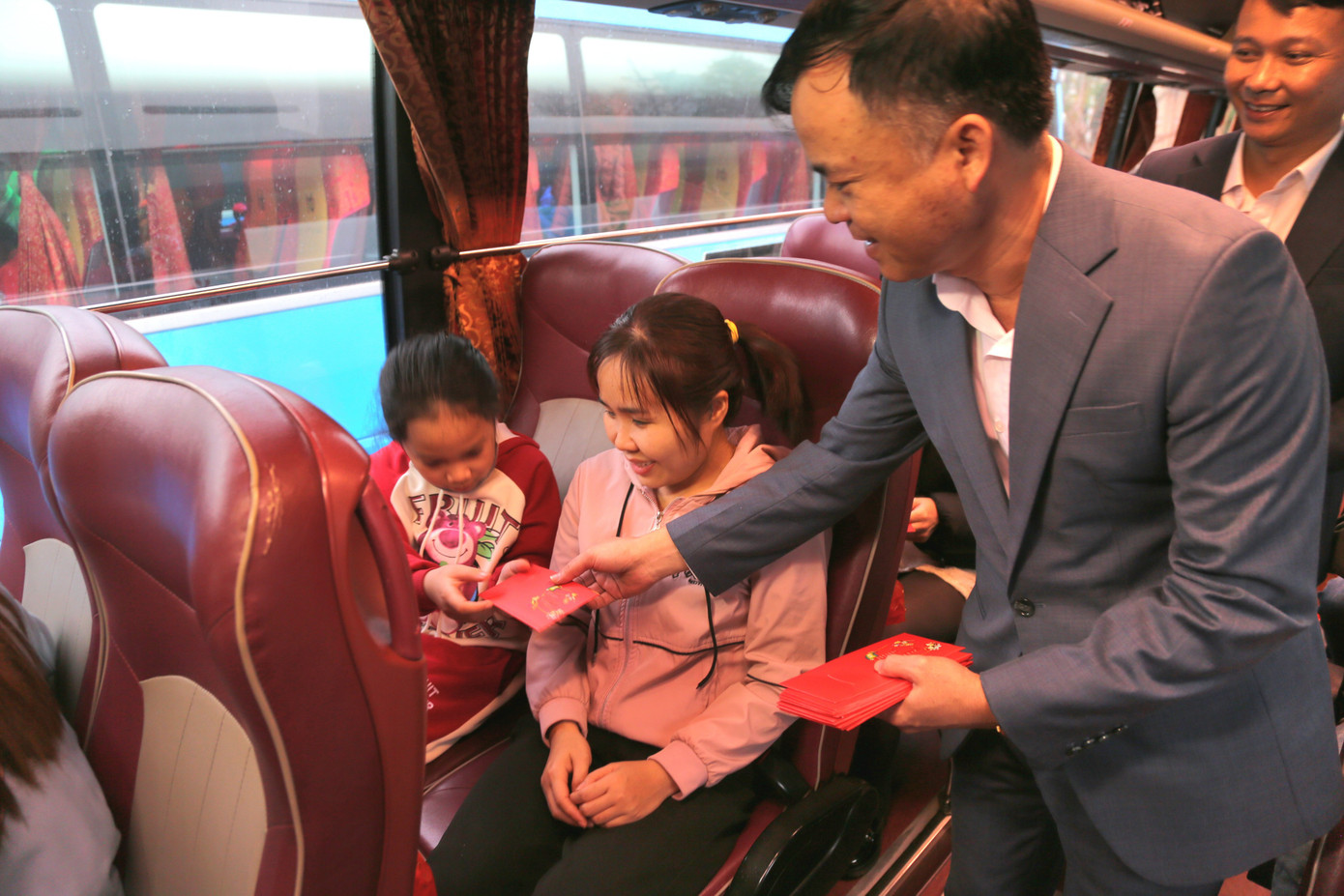 Lãnh đạo TKV lì xì cho công nhân cùng người thân trong gia đình. Lãnh đạo TKV lì xì cho công nhân cùng người thân trong gia đình.