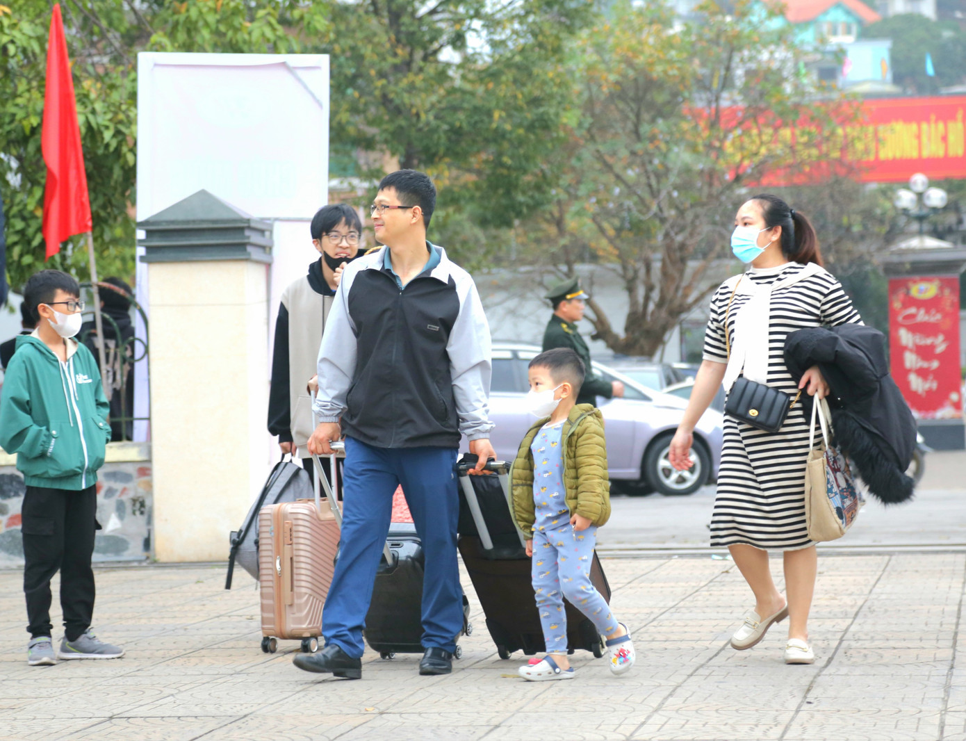 Những công nhân khi đến làm việc tại Quảng Ninh đa số đều lập gia đình và có ý định công tác lâu dài tại đây. Những công nhân khi đến làm việc tại Quảng Ninh đa số đều lập gia đình và có ý định công tác lâu dài tại đây.