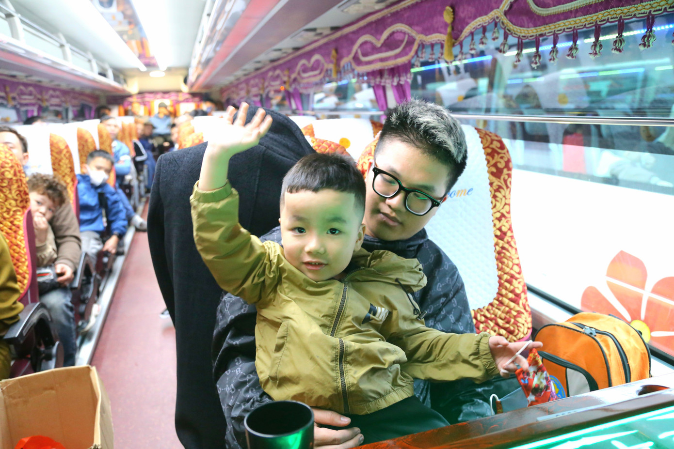 Những em bé háo hức được về quê đón Tết cùng gia đình. Những em bé háo hức được về quê đón Tết cùng gia đình.