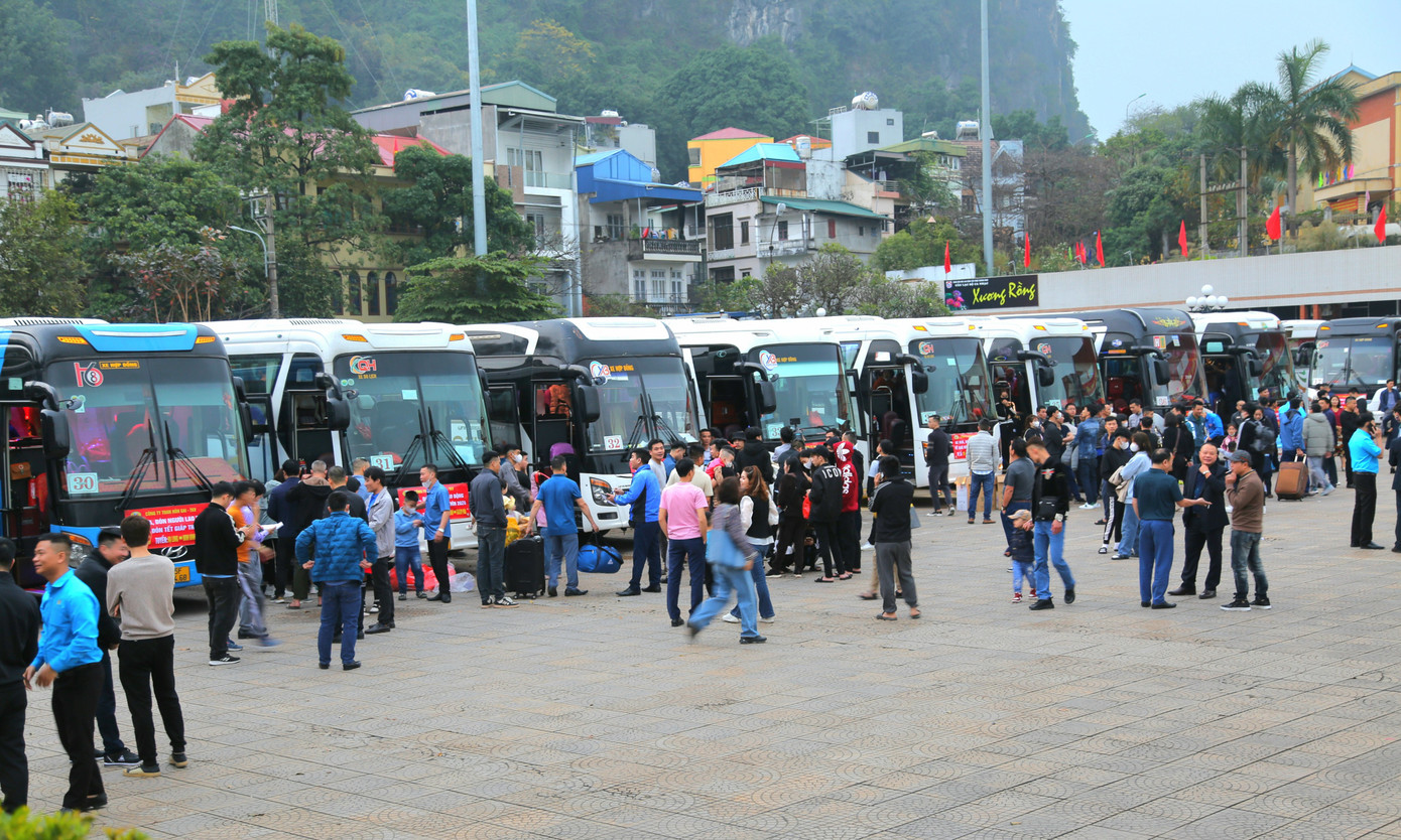 Từ sáng sớm, tại Cung Văn hoá Lao động Việt - Nhật, TP Hạ Long, Quảng Ninh, công nhân ngành than cùng gia đình đã tập trung để lên những 'chuyến xe 0 đồng' về quê đón Tết. Từ sáng sớm, tại Cung Văn hoá Lao động Việt - Nhật, TP Hạ Long, Quảng Ninh, công nhân ngành than cùng gia đình đã tập trung để lên những 'chuyến xe 0 đồng' về quê đón Tết.
