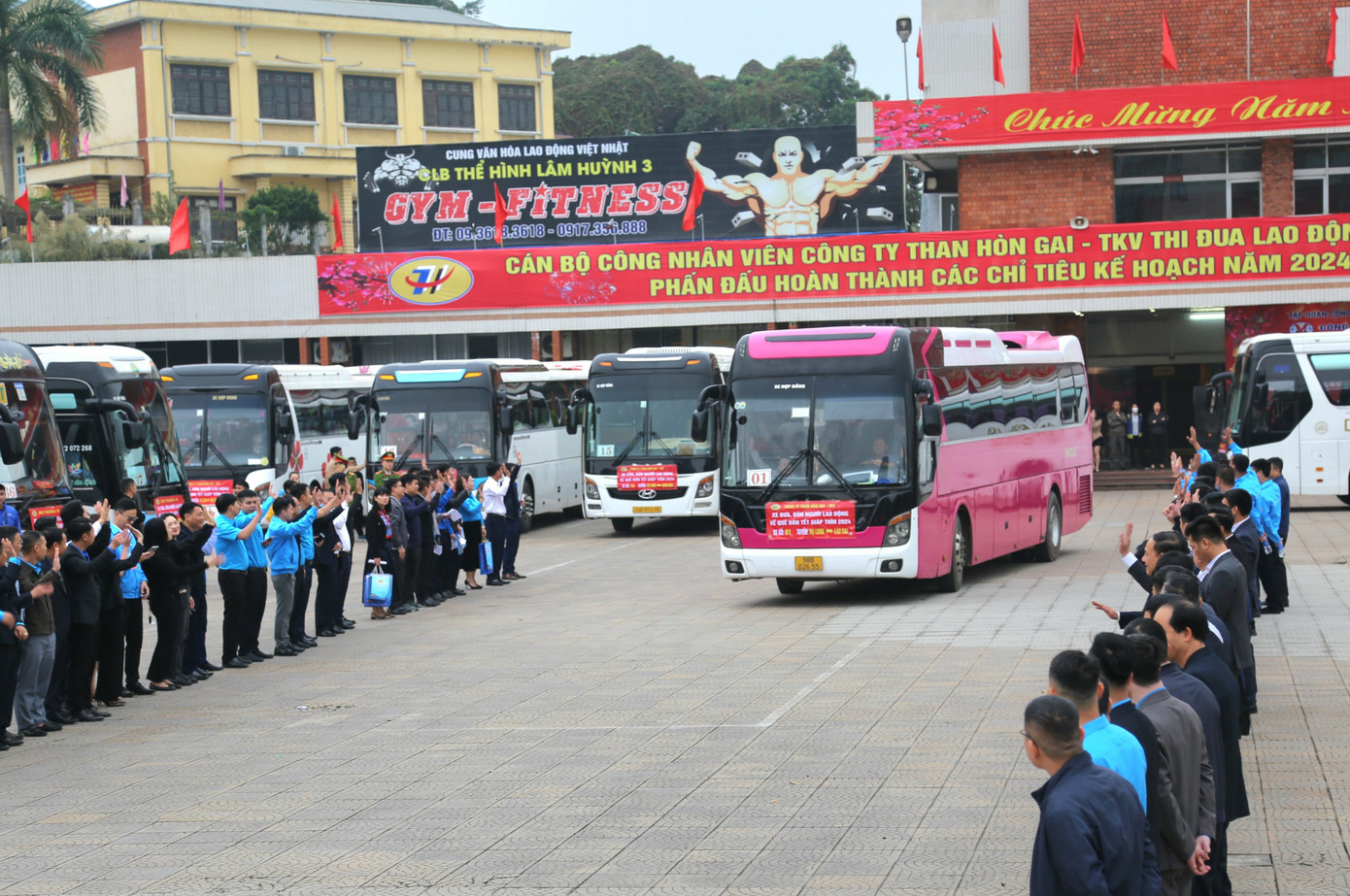 Được biết, trong sáng nay, có 37 chuyến xe đưa 1.635 công nhân cùng người thân về quê ăn Tết. Trong đó, lượng công nhân về Thái Bình chiếm đa số, chuyến xe đi xa nhất là Nghệ An và Hà Giang. Được biết, trong sáng nay, có 37 chuyến xe đưa 1.635 công nhân cùng người thân về quê ăn Tết. Trong đó, lượng công nhân về Thái Bình chiếm đa số, chuyến xe đi xa nhất là Nghệ An và Hà Giang.