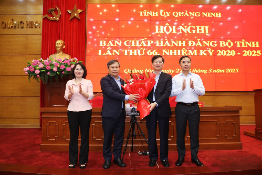 Thường trực Tỉnh ủy Quảng Ninh tặng hoa chúc mừng ông Vũ Quyết Tiến. Thường trực Tỉnh ủy Quảng Ninh tặng hoa chúc mừng ông Vũ Quyết Tiến.